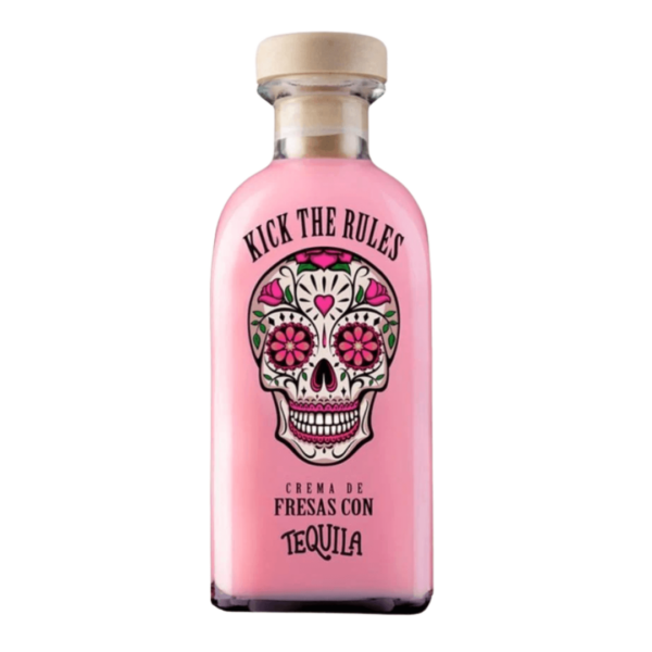 ליקר טקילה קיק דה רולס | Kique da Rozas (Kick the Rules) Tequila Liqueur סדרת המשקאות קיק דה רולס (המוכרת בקרב צרכנים רבים גם כ-Kick the Rules) מציעה שילובים ורסטיליים ומודרניים המבוססים על תזקיקים פופולריים. גרסה זו מבוססת על שילוב של תזקיק טקילה מקסיקני יחד עם אלכוהול ניטרלי מובחר ונגיעות של ממתיקים טבעיים, במטרה ליצור ליקר אלכוהולי נגיש, חלק וקל לשתייה, המעדן את הדומיננטיות והצריבה המסורתית של הטקילה הנקייה. המשקה פותח במיוחד עבור שוק חיי הלילה, ברים ומסעדות, והוא משמש כפתרון מצוין להכנת שוטים מהירים וערבוב קוקטיילים. תהליך הייצור מבטיח נוזל יציב וצלול המשתלב בקלות עם מגוון רחב של מיצים, משקאות מוגזים וסירופים ללא יצירת משקעים. פרופיל טעם ומאפיינים ארומטיים ניחוח (Aroma): פרופיל ארומטי נקי המשלב את הניחוח האופייני של צמח האגבה הכחולה, מלווה בנגיעה מתקתקה עדינה ורמזים הדריים קלילים. טעם (Palate): גוף קליל עד בינוני וחלק מאוד בחיך. המשקה מציג את טעמי האגבה המוכרים של הטקילה, אך עם מתיקות מעודנת ומאוזנת המרככת את הסיומת ומפחיתה את תחושת החמימות האלכוהולית. סיומת (Finish): סיומת חלקה, נקייה ומהירה, המותירה טעם לוואי מתקתק קלות עם עקבות אגבה. מראה: נוזל שקוף וצלול לחלוטין.