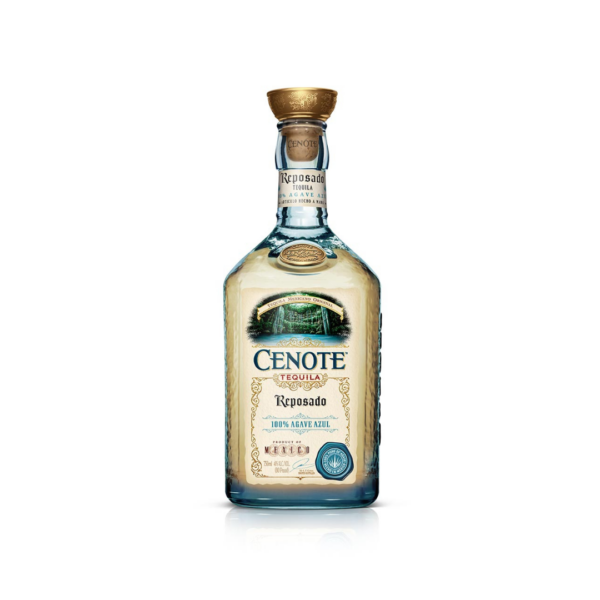 סנוטה רפוסדו 700 מ"ל | Cenote Reposado Tequila סנוטה רפוסדו (Cenote Reposado) היא טקילת אולטרה-פרימיום המיוצרת ב-100% מצמח האגבה הכחולה (Blue Weber Agave) במחוז חליסקו (Jalisco) שבמקסיקו. השם "סנוטה" הוא מחווה לבריכות המים התת-קרקעיות הייחודיות של חצי האי יוקטן, שנחשבו לקדושות בתרבות המאיה. הטקילה מיוצרת תחת פיקוח קפדני ומשלבת שיטות עבודה מסורתיות עם טכנולוגיית זיקוק מתקדמת. תהליך הייצור מתחיל בבחירה ידנית של צמחי אגבה בוגרים שעברו גידול של לפחות 6–7 שנים. לאחר בישול איטי ומיצוי הנוזלים, מתבצע זיקוק כפול בדודי נחושת ובדודי נירוסטה כדי לשמר את הארומות העשירות של הצמח. אחד המאפיינים הייחודיים של המותג הוא השימוש במים טהורים שעברו סינון דרך אבני יפרוט (Geological Reverse Osmosis), המדמה את הסינון הטבעי של בריכות הסנוטה. גרסת הרפוסדו עוברת תהליך התיישנות מבוקר של 3 חודשים בחביות עץ אלון אמריקאי (American Oak Casks), המעניק לנוזל את גוונו הזהוב ומאזן את הטעם הירקני של האגבה עם נגיעות עץ רכות. פרופיל טעם ומאפיינים ארומטיים ניחוח (Nose): פרופיל ארומטי מורכב המשלב ניחוחות של אגבה מבושלת, רמזים של פירות ירוקים, וניל מעודן ותבליני עץ קלים הנובעים מתקופת היישון בחבית. טעם (Palate): גוף בינוני, עגול וחלק בחיך. בטעם מורגש איזון מדויק בין מתיקות טבעית של אגבה לבין נגיעות של עץ אלון, קקאו, חמאה וקרמל. סיומת (Finish): סיומת ארוכה, נקייה וחמימה, המותירה טעם לוואי מתובל קלות עם רמזים של פלפל ירוק ווניל. צבע: גוון זהב קש בהיר וצלול.