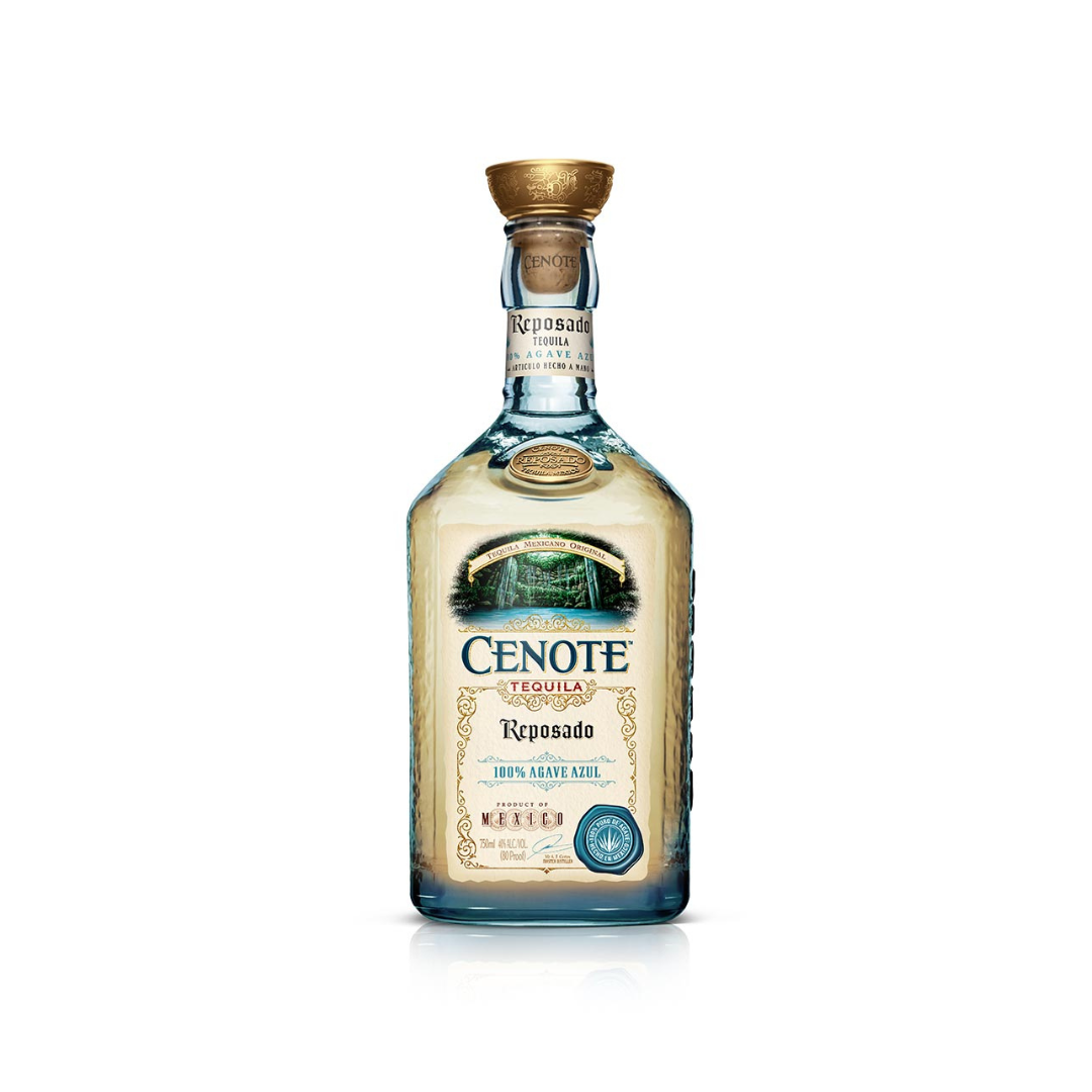 סנוטה רפוסדו 700 מל סנוטה רפוסדו 700 מ"ל | Cenote Reposado Tequila סנוטה רפוסדו (Cenote Reposado) היא טקילת אולטרה-פרימיום המיוצרת ב-100% מצמח האגבה הכחולה (Blue Weber Agave) במחוז חליסקו (Jalisco) שבמקסיקו. השם "סנוטה" הוא מחווה לבריכות המים התת-קרקעיות הייחודיות של חצי האי יוקטן, שנחשבו לקדושות בתרבות המאיה. הטקילה מיוצרת תחת פיקוח קפדני ומשלבת שיטות עבודה מסורתיות עם טכנולוגיית זיקוק מתקדמת. תהליך הייצור מתחיל בבחירה ידנית של צמחי אגבה בוגרים שעברו גידול של לפחות 6–7 שנים. לאחר בישול איטי ומיצוי הנוזלים, מתבצע זיקוק כפול בדודי נחושת ובדודי נירוסטה כדי לשמר את הארומות העשירות של הצמח. אחד המאפיינים הייחודיים של המותג הוא השימוש במים טהורים שעברו סינון דרך אבני יפרוט (Geological Reverse Osmosis), המדמה את הסינון הטבעי של בריכות הסנוטה. גרסת הרפוסדו עוברת תהליך התיישנות מבוקר של 3 חודשים בחביות עץ אלון אמריקאי (American Oak Casks), המעניק לנוזל את גוונו הזהוב ומאזן את הטעם הירקני של האגבה עם נגיעות עץ רכות. פרופיל טעם ומאפיינים ארומטיים ניחוח (Nose): פרופיל ארומטי מורכב המשלב ניחוחות של אגבה מבושלת, רמזים של פירות ירוקים, וניל מעודן ותבליני עץ קלים הנובעים מתקופת היישון בחבית. טעם (Palate): גוף בינוני, עגול וחלק בחיך. בטעם מורגש איזון מדויק בין מתיקות טבעית של אגבה לבין נגיעות של עץ אלון, קקאו, חמאה וקרמל. סיומת (Finish): סיומת ארוכה, נקייה וחמימה, המותירה טעם לוואי מתובל קלות עם רמזים של פלפל ירוק ווניל. צבע: גוון זהב קש בהיר וצלול.