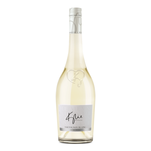 קיילי מינוג סוביניון בלאן 750 מ"ל | Kylie Minogue Sauvignon Blanc קיילי מינוג סוביניון בלאן (Kylie Minogue Sauvignon Blanc) הוא יין לבן יבש, רענן וארומטי, המהווה חלק מסדרת יינות המותג של זמרת הפופ האוסטרלית קיילי מינוג, המיוצרת בשיתוף פעולה עם בית היין הבריטי Benchmark Drinks. היין מופק מענבי סוביניון בלאן איכותיים הגדלים בכרמים נבחרים בדרום צרפת (חבל לנגדוק-רוסיון). אזור זה נהנה משילוב אופטימלי של ימי שמש ארוכים לצד רוחות בריזה מקררות מהים התיכון, המאפשרות לענבים להגיע לבשלות פירותית עשירה תוך שמירה על החמיצות הטבעית והפריכה המאפיינת את הזן. תהליך הייצור מבוצע בשיטות מודרניות שמטרתן להבליט את הטוהר והחיוניות של הפרי: הענבים נבצרים בקפידה ועוברים תסיסה אטית ומבוקרת בטמפרטורה נמוכה במכלי נירוסטה. היין אינו עובר יישון בחביות עץ אלון (Unwooded), על מנת לשמר את האופי החד, הצלול, המרווה והעשבוני הטיפוסי של ענבי הסוביניון בלאן הצעירים. פרופיל טעם ומאפיינים ארומטיים ניחוח (Aroma): פרופיל ארומטי עז, נקי ורענן. ניחוחות בולטים של פירות הדר (ליים ואשכולית בהירה), פירות טרופיים קלילים (כמו פסיפלורה חמצמצה) ונגיעות עשבוניות קלאסיות של עשב קצוץ, קליפת לימון ורמז מינרלי עדין. טעם (Palate): גוף קליל עד בינוני, בעל מרקם פריך, חד ומעורר חיוניות בחיך. בטעם מורגש איזון מדויק בין מתיקות פירותית טבעית וקלה לחמיצות הדרית גבוהה ופריכה, המעניקה למשקה אופי מהודק ויבש מאוד. סיומת (Finish): סיומת קצרה עד בינונית, נקייה, יבשה ומרווה, המותירה טעם לוואי מרענן של לימון, מינרליות מעודנת ועקבות עשבוניים קלים. צבע: גוון קש בהיר, צלול ובוהק עם השתקפויות ירקרקות עדינות.