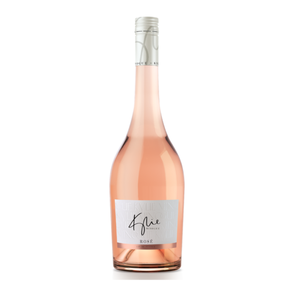 קיילי מינוג רוזה 750 מ"ל | Kylie Minogue Signature Rosé קיילי מינוג רוזה (Kylie Minogue Signature Rosé) הוא יין רוזה יבש, אלגנטי ומרענן, המהווה את יין הדגל והסמל של מותג היינות המצליח של זמרת הפופ האוסטרלית קיילי מינוג, שהושק בשיתוף פעולה עם בית היין הבריטי הבולט Benchmark Drinks. היין מיוצר בדרום צרפת (חבל לנגדוק-רוסיון), אזור שטוף שמש המושפע מהים התיכון, המציע תנאים אופטימליים לגידול זני ענבים המיועדים להפקת יינות רוזה פריכים וקלילים בסגנון פרובאנס הקלאסי. היין מבוסס על ממסך (בלנד) של זנים דרום-צרפתיים מסורתיים, המורכב בעיקרו מזן הקריניאן (Carignan) וזן הסירה (Syrah). הענבים נבצרים בשעות הלילה הקרירות כדי לשמר את החמיצות הטבעית והרעננות המרבית של הפרי. לאחר מכן, הם עוברים סחיטה עדינה ומגע קצר במיוחד של המיץ עם הקליפות להשגת הגוון הוורוד החיוור הטיפוסי, ואז תסיסה מבוקרת בטמפרטורה נמוכה במכלי נירוסטה, ללא יישון בעץ, כדי לשמור על האופי הפירותי והפרחוני המקורי של הענבים. פרופיל טעם ומאפיינים ארומטיים ניחוח (Aroma): פרופיל ארומטי עדין, נקי ומזמין. ניחוחות בולטים של פירות יער אדומים טריים (תות שדה, פטל וחמוציות), המשולבים בצורה הרמונית עם ניואנסים של פריחת הדרים ופרחי בר לבנים. טעם (Palate): גוף קליל, פריך, מרווה וחיוני מאוד בחיך. בטעם מורגשת פירותיות אדומה מרעננת ומאוזנת במדויק על ידי חמיצות הדרית פריכה, המעניקה ליין מבנה נקי, יבש וקל לשתייה. סיומת (Finish): סיומת קצרה עד בינונית, חלקה, נקייה ויבשה מאוד, המותירה טעם לוואי מרעננות של פירות יער בהירים וקליפת ליים. צבע: גוון ורוד חיוור, בהיר, אלגנטי וצלול לחלוטין (בסגנון יינות רוזה של דרום צרפת).