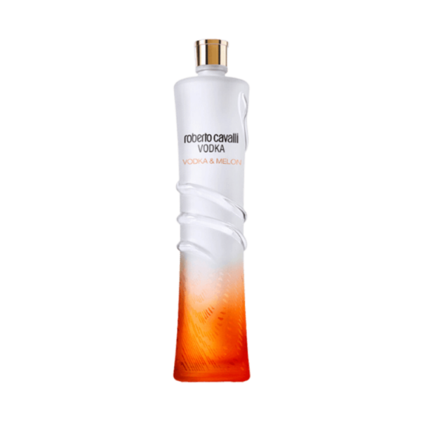 וודקה רוברטו קוואלי מלון | Roberto Cavalli Melon Vodka וודקה רוברטו קוואלי מלון (Roberto Cavalli Melon) היא וודקה אולטרה-פרימיום בטעם פירותי המיוצרת כולה באיטליה. משקה זה הוא חלק מסדרת וודקות הטעמים היוקרתית של מותג העל רוברטו קוואלי, והוא משלב את הוודקה הנקייה והקלאסית של המותג עם תמציות טבעיות ומרוכזות של פרי המלון המתוק. הבקבוק מעוצב בזכוכית חלבית ייחודית המציגה את אלמנט הנחש המלופף, המזוהה עם קווי האופנה והלייף-סטייל של המעצב. בסיס הוודקה מיוצר מ-100% חיטה רכה ואיכותית הגדלה בעמק נהר הפו במחוז פיימונטה, ובמים זכים בעלי תכולת מינרלים נמוכה ממעיינות מורדות הר רוזה שבאולימפוס האיטלקי. לאחר תהליך הזיקוק המוקפד, הנוזל עובר סינון ייחודי דרך פתיתי שיש קרארה (Carrara Marble) המעניק לו מרקם חלק וקטיפתי. בשלב הסופי משולבות בנוזל תמציות פרי מלון טבעיות, המעניקות לוודקה את אופייה הפירותי הייחודי תוך שמירה על הסטנדרטים והטוהר של התזקיק המקורי. מאפיינים ארומטיים ופרופיל טעם ניחוח (Aroma): פרופיל ארומטי עשיר, מתוק ורענן, בעל ניחוח דומיננטי ומובחן של מלון בשל וקיצי. טעם (Palate): גוף עגול, רך וקטיפתי. בחיך מורגש שילוב מאוזן בין המתיקות הפירותית הטבעית של המלון לבין האופי הנקי והיבש של וודקת החיטה, ללא מתיקות סירופית כבדה. סיומת (Finish): סיומת חלקה, ממושכת ונקייה, המותירה טעם לוואי פירותי ומרענן של הפרי. מראה: נוזל שקוף וצלול לחלוטין, המיוצר ללא תוספת צבעי מאכל מלאכותיים.