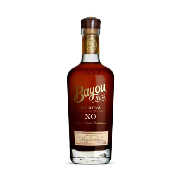 רום באיו XO | Bayou Rum XO Mardi Gras Edition רום באיו XO (Bayou Rum XO) הוא רום אולטרה-פרימיום המיוצר בארצות הברית, במזקקת באיו הממוקמת בלואיזיאנה (Lacassine, Louisiana). הרום מיוצר בעבודת יד (Craft Rum) ומציין חגיגה של מסורת ותרבות מקומית, כאשר מהדורה זו מוקדשת לעיתים קרובות לחגיגות המרדי גרא (Mardi Gras) המפורסמות של המדינה. המשקה מורכב מממסך (בלנד) של תזקיקים שנבחרו בקפידה על ידי המאסטר בלנדר והתיישנו לאורך זמן. ייחודיותו של רום באיו מתחילה בחומרי הגלם: הוא מיוצר מ-100% קני סוכר מקומיים הגדלים באדמה העשירה של לואיזיאנה, תוך שימוש במולסה טבעית ובסוכר גולמי לא מזוקק. הזיקוק מתבצע בדודי נחושת מסורתיים (Copper Pot Stills). לאחר הזיקוק, הרום עובר תהליך התיישנות כפול בשיטת Solera הייחודית: שלב ראשון: התיישנות של עד 6 שנים בחביות עץ אלון אמריקאי ששימשו בעבר ליישון בורבון. שלב שני (סיומת): הנוזל מועבר לתקופת השבחה נוספת בחביות עץ אלון שהכילו יין שרי אולורוזו (Oloroso Sherry) איכותי מספרד, המעניקות לו עומק, מורכבות וגוון ענברי עמוק. פרופיל טעם ומאפיינים ארומטיים ניחוח (Nose): פרופיל ארומטי מורכב ועשיר. ניחוחות בולטים של פירות יבשים (צימוקים ותאנים), שזיפים בשלים, דבש וקרמל, המלווים בנגיעות עדינות של תבליני עץ אלון ווניל. טעם (Palate): גוף מלא, חלק וקטיפתי. בחיך מורגש שילוב מאוזן בין המתיקות הטבעית של קני הסוכר והקרמל לבין טעמי פירות יער כהים, טבק, תבלינים חמים (כמו קינמון וציפורן) ורמזים מעודנים של שרי. סיומת (Finish): סיומת ארוכה, חמימה ומתמשכת, המותירה עקבות של עץ אלון מתובל, שוקולד מריר ומתיקות פירותית יבשה. צבע: מהגוני ענברי כהה ועמוק.