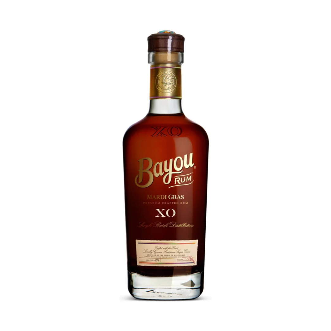 רום באיו XO 700 מל רום באיו XO | Bayou Rum XO Mardi Gras Edition רום באיו XO (Bayou Rum XO) הוא רום אולטרה-פרימיום המיוצר בארצות הברית, במזקקת באיו הממוקמת בלואיזיאנה (Lacassine, Louisiana). הרום מיוצר בעבודת יד (Craft Rum) ומציין חגיגה של מסורת ותרבות מקומית, כאשר מהדורה זו מוקדשת לעיתים קרובות לחגיגות המרדי גרא (Mardi Gras) המפורסמות של המדינה. המשקה מורכב מממסך (בלנד) של תזקיקים שנבחרו בקפידה על ידי המאסטר בלנדר והתיישנו לאורך זמן. ייחודיותו של רום באיו מתחילה בחומרי הגלם: הוא מיוצר מ-100% קני סוכר מקומיים הגדלים באדמה העשירה של לואיזיאנה, תוך שימוש במולסה טבעית ובסוכר גולמי לא מזוקק. הזיקוק מתבצע בדודי נחושת מסורתיים (Copper Pot Stills). לאחר הזיקוק, הרום עובר תהליך התיישנות כפול בשיטת Solera הייחודית: שלב ראשון: התיישנות של עד 6 שנים בחביות עץ אלון אמריקאי ששימשו בעבר ליישון בורבון. שלב שני (סיומת): הנוזל מועבר לתקופת השבחה נוספת בחביות עץ אלון שהכילו יין שרי אולורוזו (Oloroso Sherry) איכותי מספרד, המעניקות לו עומק, מורכבות וגוון ענברי עמוק. פרופיל טעם ומאפיינים ארומטיים ניחוח (Nose): פרופיל ארומטי מורכב ועשיר. ניחוחות בולטים של פירות יבשים (צימוקים ותאנים), שזיפים בשלים, דבש וקרמל, המלווים בנגיעות עדינות של תבליני עץ אלון ווניל. טעם (Palate): גוף מלא, חלק וקטיפתי. בחיך מורגש שילוב מאוזן בין המתיקות הטבעית של קני הסוכר והקרמל לבין טעמי פירות יער כהים, טבק, תבלינים חמים (כמו קינמון וציפורן) ורמזים מעודנים של שרי. סיומת (Finish): סיומת ארוכה, חמימה ומתמשכת, המותירה עקבות של עץ אלון מתובל, שוקולד מריר ומתיקות פירותית יבשה. צבע: מהגוני ענברי כהה ועמוק.