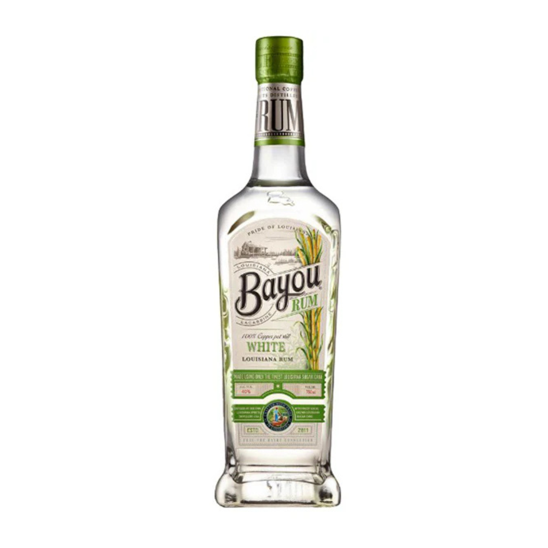 רום באיו לבן 700 מל רום באיו לבן 700 מ"ל | Bayou White Rum רום באיו לבן (Bayou White Rum) הוא רום פרימיום העשוי בעבודת יד (Craft Rum) ומיוצר בארצות הברית, במזקקת באיו הממוקמת במדינת לואיזיאנה (Lacassine, Louisiana). הרום מתאפיין בפרופיל נקי, רענן ורב-שכבות, המציע אלטרנטיבה עשירה ומקומית לסגנונות הרום הקריביים המסורתיים. הבסיס לאיכותו של רום באיו טמון בבחירה קפדנית של חומרי הגלם: הוא מיוצר מ-100% קני סוכר טבעיים הגדלים באדמה העשירה והפורייה של דרום לואיזיאנה, תוך שימוש במולסה מקומית ובסוכר גולמי לא מזוקק. הזיקוק מתבצע בדודי נחושת מסורתיים (Copper Pot Stills) המאפשרים למאסטר דיסטילר לשמר את הארומות הטבעיות של קנה הסוכר. לאחר הזיקוק, הנוזל עובר סינון קפדני לקבלת דרגת טוהר וצלילות מקסימלית, ללא תוספת של חומרי טעם מלאכותיים. פרופיל טעם ומאפיינים ארומטיים ניחוח (Aroma): פרופיל ארומטי קליל ומרעננים של קני סוכר טריים, המלווה בניואנסים מתקתקים עדינים של בננה בשלה, וניל ונגיעה קלה של הדרים. טעם (Palate): גוף בינוני, חלק ונקי בחיך. בטעם מורגשת מתיקות טבעית ומאוזנת של סוכר גולמי וקרמל קליל, לצד רמזים לפירות טרופיים ותבלינים יבשים עדינים. סיומת (Finish): סיומת חלקה, יבשה וקצרה יחסית, המותירה תחושה מרעננת ונקייה בפה עם טעם לוואי קליל של פירות הדר וקנה סוכר. מראה: נוזל שקוף וצלול לחלוטין.
