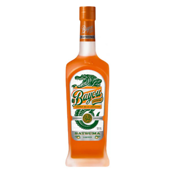 ליקר רום באיו סטסומה | Bayou Satsuma Rum Liqueur ליקר רום באיו סטסומה (Bayou Satsuma) הוא ליקר פרימיום מבוסס רום המיוצר במזקקת באיו (Bayou Rum Distillery) בלואיזיאנה, ארצות הברית. המשקה נוצר מתוך חיבור בין שני חומרי גלם מקומיים המאפיינים את האזור: הרום האיכותי של המזקקה ופרי הסטסומה (Satsuma) – פרי הדר מנדריני ארומטי ומתוק במיוחד הגדל בלואיזיאנה, אשר הובא לאזור במקור מאסיה והפך לחלק בלתי נפרד מהחקלאות המקומית. בסיס המשקה הוא רום המופק מ-100% קני סוכר מקומיים ומולסה טבעית, המזוקק בדודי נחושת מסורתיים. אל הרום הנקי מוסיפים תמציות ומיצים טבעיים של פרי הסטסומה. התוצאה היא ליקר הדרים עשיר, המציע אלטרנטיבה מורכבת וחלקה לליקרי תפוזים מסורתיים, הודות לאיזון המדויק בין המתיקות הטבעית של הרום לחמיצות המרעננת של הפרי. פרופיל טעם ומאפיינים ארומטיים ניחוח (Aroma): פרופיל ארומטי עז ורענן של קליפות הדרים, מנדרינה בשלה ונוכחות מתקתקה וקלילה של קני סוכר. טעם (Palate): גוף קליל עד בינוני וחלק מאוד בחיך. בטעם מורגשת מתיקות פירותית עשירה של מנדרינה ותפוז, המאוזנת על ידי חמיצות הדרית טבעית ורמזים מעודנים של הרום הבסיסי. סיומת (Finish): סיומת נקייה, חלקה ומרעננת, המותירה טעם לוואי מתמשך של פירות הדר טריים ללא תחושת כבדות סירופית. צבע: גוון כתום-זהוב בהיר וצלול.