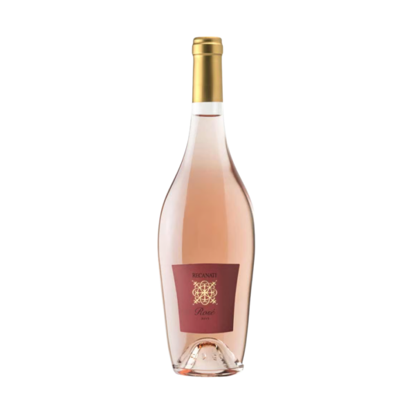רקנאטי רוזה | Recanati Rosé רקנאטי רוזה (Recanati Rosé) הוא יין רוזה יבש וים-תיכוני, המיוצר על ידי יקבי רקנאטי. היין מבוסס על שילוב זני ענבים אדומים קלאסיים המותאמים לאקלים המקומי, לרוב זני ברברה (Barbara) ומרסלאן (Marselan), הנבצרים בכרמים נבחרים באזור הגליל. כרמים אלו נהנים מאקלים קריר בלילות ומשטר רוחות המאפשר שמירה על חמיצות טבעית גבוהה, רעננות ופרופיל ארומטי עשיר של הפרי. תהליך הייצור מבוצע בשיטה קפדנית המיועדת להפקת יין רוזה איכותי: הענבים עוברים סחיטה עדינה ומגע קצר בלבד של המיץ עם הקליפות (Maceration) למשך מספר שעות, על מנת להעניק ליין את גוונו הוורוד המעודן מבלי למצות טאנינים כבדים. התסיסה מתבצעת בטמפרטורה נמוכה ומבוקרת במכלי נירוסטה, ללא יישון בחביות עץ אלון, כדי לשמר את האופי המקורי, הפירותי והפריך של הענבים. פרופיל טעם ומאפיינים ארומטיים ניחוח (Aroma): פרופיל ארומטי רענן, פרחוני ופירותי. ניחוחות מובחנים של פירות יער אדומים (תות שדה ופטל), אשכולית אדומה, חמוציות ונגיעות עדינות של פרחי בר וניואנסים תיכוניים. טעם (Palate): גוף קליל עד בינוני, פריך וחיוני מאוד בחיך. בטעם מורגש שילוב מאוזן בין פירותיות אדומה ורעננה לבין חמיצות הדרית מודגשת, המעניקה למשקה אופי מרווה וקל לשתייה. סיומת (Finish): סיומת נקייה, יבשה ומרעננת, המותירה טעם לוואי נעים של פירות קיץ קלילים וקליפת תפוז. צבע: גוון ורוד בהיר, צלול ובוהק (בסגנון יינות רוזה של דרום צרפת).