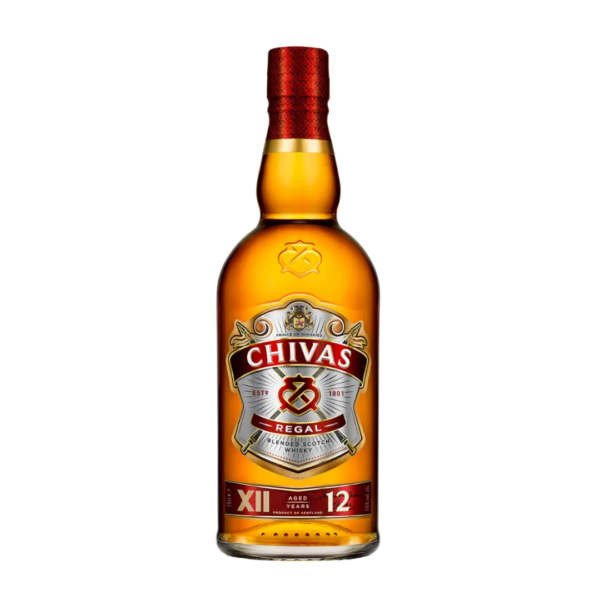 שיבאס ריגאל 12 שנה | Chivas Regal 12 Year Old שיבאס ריגאל 12 שנה (Chivas Regal 12 Year Old) הוא וויסקי סקוטי מעורבב (Blended Scotch Whisky) יוקרתי, הנחשב לאחד ממותגי הוויסקי המוכרים והנמכרים ביותר ברחבי העולם. הוויסקי מיוצר על ידי חברת שיבאס בראדרס (Chivas Brothers) בסקוטלנד, והוא מורכב מממסך קפדני של וויסקי מאלט (תזקיקי שעורה) וויסקי דגנים (Grain Whisky) מובחרים, אשר כל אחד ואחד מהם עבר תהליך התיישנות של לפחות 12 שנים בחביות עץ אלון. לב הבלנד של שיבאס 12 מבוסס על תזקיקי סינגל מאלט ממזקקת סטרת'איילה (Strathisla) ההיסטורית, הממוקמת באזור הספייסייד (Speyside) – אזור הזיקוק המפורסם בסקוטלנד המאופיין בוויסקי פירותי ומתקתק. תהליך הייצור והערבוב המוקפד על ידי המאסטר בלנדר נועד לשמר פרופיל טעמים עקבי, עגול וחלק, המאזן בין עושר פירותי למתיקות מעודנת. פרופיל טעם ומאפיינים ארומטיים ניחוח (Nose): פרופיל ארומטי עשיר ונקי המשלב ניחוחות של עשבי תיבול, דבש בר, תפוחים ירוקים ופירות פרדס בשלים. טעם (Palate): גוף בינוני, חלק וקטיפתי. בחיך מורגשת מתיקות דומיננטית של דבש ווניל, לצד טעמים של תפוח בשל, נגיעות של אגוזי לוז ורמזים קלים לחמאה קלויה. סיומת (Finish): סיומת עשירה, חלקה ומתמשכת, המותירה תחושה חמימה ונקייה בפה. צבע: ענברי חמים וזהוב.