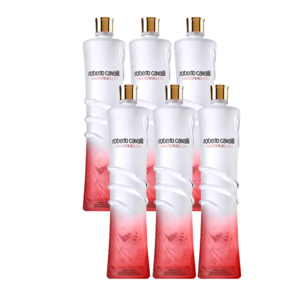 וודקה רוברטו קוואלי אבטיח 1 ליטר | Roberto Cavalli Watermelon Vodka וודקה רוברטו קוואלי אבטיח (Roberto Cavalli Watermelon) היא וודקה אולטרה-פרימיום בטעם פירותי המיוצרת באיטליה. משקה זה שייך לסדרת וודקות הטעמים של מותג האופנה והלייף-סטייל רוברטו קוואלי. היא מבוססת על הוודקה המקורית והנקייה של המותג, אשר אליה מתווספות תמציות טבעיות של פרי האבטיח. בקבוק ה-1 ליטר מעוצב בסגנון הייחודי של המותג, עם זכוכית חלבית ואלמנט הנחש המלופף, המאפיין את קווי העיצוב של קוואלי. בסיס הוודקה מיוצר מחיטה רכה ואיכותית הגדלה במחוז פיימונטה שבאיטליה, וממים טהורים שמקורם במעיינות של מורדות הר רוזה באלפים. לאחר תהליך הזיקוק המוקפד והסינון הייחודי דרך פתיתי שיש קרארה (Carrara Marble) להשגת מרקם חלק, משולבות בנוזל תמציות פרי אבטיח טבעיות ומרוכזות. תהליך זה מתבצע באופן שמספק פרופיל טעם פירותי ברור, תוך שמירה על הטוהר והשקיפות של התזקיק המקורי. מאפיינים ארומטיים ופרופיל טעם ניחוח (Aroma): פרופיל ארומטי רענן ומתוק, בעל ניו אנסים דומיננטיים ומובחנים של אבטיח טרי בשל. טעם (Palate): גוף עגול וחלק. בחיך מורגשת מתיקות פירותית טבעית של אבטיח, המאוזנת על ידי האופי הנקי והיבש של וודקת החיטה, ללא תחושת לוואי סירופית דומיננטית. סיומת (Finish): סיומת חלקה, נקייה ומרעננת, המותירה טעם פירותי קליל בפה. מראה: נוזל שקוף וצלול לחלוטין. הצעות הגשה בשל אופייה הקיצי והפירותי, הוודקה ורסטילית ומתאימה למגוון אפשרויות הגשה: משקאות קלים: שילוב פשוט ומרענן עם מי טוניק, סודה או לימונדה על בסיס קרח כתוש. קוקטיילים: בסיס אידיאלי לקוקטיילים פירותיים ומזגזגים, כגון גרסאות קיץ של "וודקה מרטיני" או קוקטיילים המשלבים מיצי הדרים ונענע. הגשה קפואה: שתייה ישירה כשהמשקה קפוא לחלוטין (Chilled Shot).
