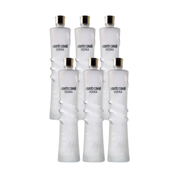 וודקה רוברטו קוואלי | Roberto Cavalli Vodka וודקה רוברטו קוואלי (Roberto Cavalli Vodka) היא וודקה אולטרה-פרימיום המיוצרת כולה באיטליה, והיא הוודקה הראשונה שיוצרה במדינה זו תחת סיווג הפרימיום הגבוה. המשקה נקרא על שמו ובעיצובו של מעצב האופנה האיטלקי הנודע רוברטו קוואלי, והוא מייצג שילוב בין מסורת זיקוק איטלקית קפדנית לחומרי גלם מקומיים מובחרים. הבקבוק עצמו מתאפיין בעיצוב ייחודי עם אלמנט של נחש המלופף סביבו, המזוהה עם קווי האופנה של המעצב. תהליך הייצור של הוויסקי מתבסס על חומרי גלם איטלקיים בלבד: החיטה: חיטה איכותית ורכה הגדלה בעמקים שבהם פוגשים האלפים הדרום-מערביים את נהר הפו (Po Valley) במחוז פיימונטה, העשירה בעמילן טבעי. המים: מים טהורים בעלי תכולת מינרלים נמוכה במיוחד, שמקורם במעיינות הטבעיים של מורדות הר רוזה (Monte Rosa). הסינון: לאחר תהליך הזיקוק המוקפד, הנוזל עובר סינון ייחודי דרך פתיתי שיש קרארה איטלקי (Carrara Marble), תהליך התורם להשגת דרגת טוהר מקסימלית ולניטרול חומציות, ומעניק לוודקה את מרקמה החלק. מאפיינים ארומטיים ופרופיל טעם ניחוח (Aroma): פרופיל ארומטי נקי, ניטרלי וצלול, עם רמז עדין מאוד של הדרים וחיטה מתקתקה. טעם (Palate): גוף עגול, רך וקטיפתי באופן יוצא דופן. בחיך מורגשת מתיקות טבעית ומעודנת של דגנים, ללא צריבה אלכוהולית דומיננטית. סיומת (Finish): סיומת חלקה, ארוכה ונקייה, המותירה תחושה יבשה ורכה בפה. מראה: נוזל שקוף וצלול לחלוטין.