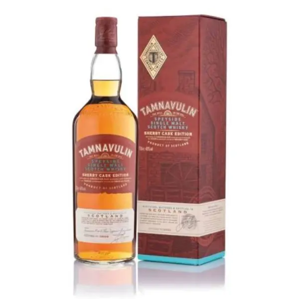 טמנאוולין שרי פיניש (Tamnavulin Sherry Cask Edition) – 700 מ"ל טמנאוולין שרי קאסק הוא סינגל מאלט סקוטי עשיר, אלגנטי ונגיש להפליא, המגיע מאזור הספייסייד (Speyside) המפורסם. זהו וויסקי שמציג את המומחיות של המזקקה בעבודה עם חביות שרי, ומספק חווית טעם מתוקה, חמימה ועמוקה במיוחד. תהליך היישון הוויסקי מתחיל את דרכו ביישון בחביות עץ אלון אמריקאי (חביות בורבון לשעבר), המעניקות לו בסיס חלק של וניל ודבש. לאחר מכן, הוא עובר סיומת (Finish) בשלושה סוגים שונים של חביות שרי אולורוסו (Oloroso Sherry) איכותיות. השילוב הזה יוצר פרופיל טעמים מורכב ועשיר בפירות יבשים ותבלינים חמים. פרופיל הטעם ארומה: ניחוחות מפתים של פאי תפוחים חם, סוכר חום, ג'ינג'ר, וניל ורמזים עדינים של פירות יבשים וניואנסים של שרי. חיך: מרקם חלק ומלא. טעמים עשירים של עוגת פירות, קרמל, שוקולד מריר, שקדים קלויים ונגיעות של תפוז מסוכר. סיומת: ארוכה, מתוקה ומחממת, עם סיומת מתובלת של קינמון ופירות יבשים.