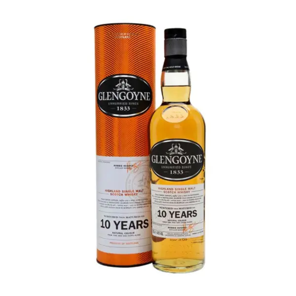 גלנגוין 10 שנים (Glengoyne 10 Year Old) 700 מ"ל גלנגוין 10 שנים הוא סינגל מאלט יוצא דופן המגיע מאזור ההיילנדס (Highlands) בסקוטלנד. המזקקה ידועה במחויבות המוחלטת שלה למסורת, ומציגה בגאווה את הזיקוק האיטי ביותר בסקוטלנד. בנוסף, בניגוד לרוב סוגי הוויסקי הסקוטי, גלנגוין מייבשת את השעורה שלה באמצעות אוויר חם בלבד וללא שימוש בכבול (Peat) – מה שמבטיח וויסקי נקי לחלוטין מעשן, ומאפשר לטעמים הטבעיים והפירותיים של חביות עץ האלון לזהור. תהליך היישון הוויסקי מיושן בקפידה במשך 10 שנים בשילוב של חביות עץ אלון אמריקאי ואירופאי, אשר הכילו בעבר שרי איכותי (Sherry Casks), לצד חביות בורבון. תהליך זה מעניק לו את צבעו הזהוב הטבעי (ללא תוספת צבע מאכל) ואת המתיקות המעודנת שלו. פרופיל הטעם ארומה: ניחוחות רעננים ומתוקים של תפוחים ירוקים, מאפה חמאה, טופי, וניל ורמזים קלים של אגוזים. חיך: חלק, עגול ורך. טעמים נהדרים של תפוחים מבושלים, סוכר חום, רמזים של הדרים ותבליני עץ עדינים. סיומת: ארוכה, חמימה ונקייה, עם סיומת מתקתקה של שקדים ופירות יבשים.