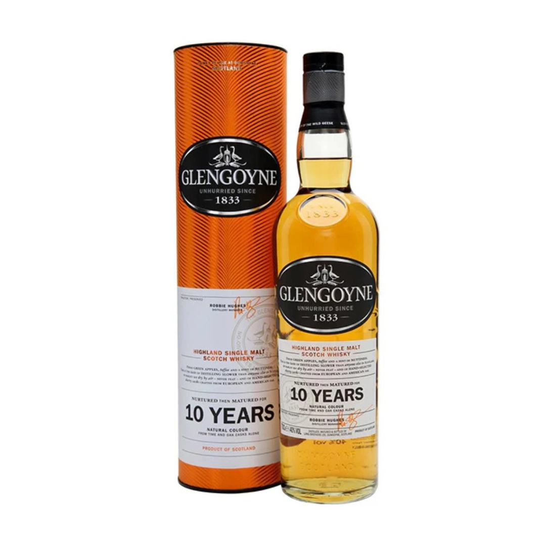 גלנגוין 10 שנים 700 מל גלנגוין 10 שנים (Glengoyne 10 Year Old) 700 מ"ל גלנגוין 10 שנים הוא סינגל מאלט יוצא דופן המגיע מאזור ההיילנדס (Highlands) בסקוטלנד. המזקקה ידועה במחויבות המוחלטת שלה למסורת, ומציגה בגאווה את הזיקוק האיטי ביותר בסקוטלנד. בנוסף, בניגוד לרוב סוגי הוויסקי הסקוטי, גלנגוין מייבשת את השעורה שלה באמצעות אוויר חם בלבד וללא שימוש בכבול (Peat) – מה שמבטיח וויסקי נקי לחלוטין מעשן, ומאפשר לטעמים הטבעיים והפירותיים של חביות עץ האלון לזהור. תהליך היישון הוויסקי מיושן בקפידה במשך 10 שנים בשילוב של חביות עץ אלון אמריקאי ואירופאי, אשר הכילו בעבר שרי איכותי (Sherry Casks), לצד חביות בורבון. תהליך זה מעניק לו את צבעו הזהוב הטבעי (ללא תוספת צבע מאכל) ואת המתיקות המעודנת שלו. פרופיל הטעם ארומה: ניחוחות רעננים ומתוקים של תפוחים ירוקים, מאפה חמאה, טופי, וניל ורמזים קלים של אגוזים. חיך: חלק, עגול ורך. טעמים נהדרים של תפוחים מבושלים, סוכר חום, רמזים של הדרים ותבליני עץ עדינים. סיומת: ארוכה, חמימה ונקייה, עם סיומת מתקתקה של שקדים ופירות יבשים.