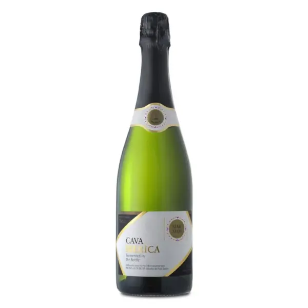 קאווה איבריקה חצי יבש (Cava Ibérica Semi Seco) היא האחות ה"חנפנית" והמתקתקה יותר של האיבריקה ברוט, ומדורגת כאחד המבעבעים הנמכרים והאהובים ביותר בישראל. בעוד שהאיבריקה היבשה פונה לחובבי החמיצות, גרסת החצי-יבש פונה למיינסטרים הישראלי – הקהל הרחב שאוהב את המבעבע שלו נגיש, זורם, עם מתיקות מעודנת ומאוזנת היטב. זהו עוד מוצר נפח קלאסי (Volume Driver) שמתאים במיוחד למסיבות, הרמות כוסית, אירועים חברתיים ומבצעי כמות. פרופיל טעם וארומה האיבריקה חצי-יבש מצטיינת בשילוב שבין בועות תוססות למתיקות פירותית נעימה: רשמי טעימה: בעלת צבע זהוב בהיר ובעבוע קצבי וחיוני. באף מורגשים ניחוחות עשירים של פירות קיץ צהובים (אפרסק, מלון בשל) לצד רמזים לדבש ופריחת הדרים. בפה המרקם עגלגל, המתיקות מחמיאה לפרי והחמיצות הקלה מונעת תחושת כבדות, מה שמוביל לסיומת פירותית, חלקה וכיפית.