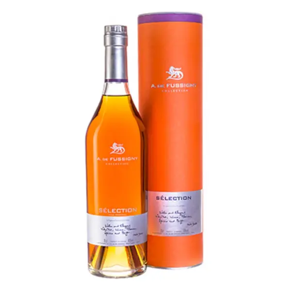 קוניאק פוסיני VS סלקשן (A. de Fussigny Cognac VS Selection) הוא קוניאק פרימיום נגיש, אלגנטי ומודרני מבית הקוניאק המשובח A. de Fussigny. הבית ממוקם על גדות נהר הצ'ארנט בעיר קוניאק, מיקום ייחודי המעניק לחביות לחות אופטימלית ותורם להתיישנות חלקה ועשירה במיוחד. דרגת ה-VS Selection של המותג מייצגת שילוב מושלם בין המסורת הצרפתית הנוקשה לבין סגנון עכשווי ורענן. הוא מיועד לחובבי קוניאק שמחפשים איכות גבוהה, אך מעריכים גם משקה ורסטילי שמתאים לשתייה נקייה או כבסיס לקוקטיילים יוקרתיים. פרופיל טעם וארומה הקוניאק מתאפיין בפרופיל ארומטי עשיר, פירותי ועץ מעודן, ללא תוקפנות אלכוהולית מוגזמת: רשמי טעימה: בעל צבע ענברי-זהוב בהיר ויפהפה. באף עולים ניחוחות עשירים של פירות קיץ (משמש, אגס בשל) לצד נגיעות של פריחת הדרים, שקדים קלויים ורמז עדין של וניל ואלון מהחבית. בפה הוא מציג מרקם חלק, עגלגל ושופע פרי, עם סיומת חמימה, מאוזנת ומתובלת קלות.