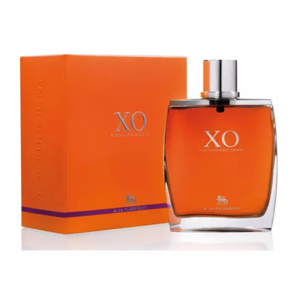 קוניאק פוסיני XO פיין שמפיין (A. de Fussigny XO Fine Champagne Cognac) הוא יצירת אמנות אמיתית בקטגוריית היוקרה (Ultra-Premium) של עולם הקוניאק. הציון Fine Champagne מעיד על כך שהקוניאק מופק אך ורק משני אזורי הגידול הנחשקים והאיכותיים ביותר בחבל קוניאק: גראנד שמפיין (Grande Champagne, לפחות 50%) ופטיט שמפיין (Petite Champagne). מדובר במשקה מורכב, עמוק ויוצא דופן, שמיושן במשך שנים ארוכות בחביות עץ אלון צרפתי דקות-נקבוביות. הוא פונה לחובבי קוניאק מושבעים, לאספנים ולמי שמחפש מתנת יוקרה אולטימטיבית עם נוכחות בלתי נשכחת. פרופיל טעם וארומה קוניאק יוצא דופן המציג את תופעת ה-"Rancio" (סימן ההיכר של קוניאקים מיושנים ועתיקים): רשמי טעימה: בעל צבע ענברי עמוק, כהה ומהפנט עם השתקפויות מהגוני. באף נפתח קנבס עשיר של ניחוחות: פירות יבשים (תאנים, צימוקים), קליפת תפוז מסוכרת, שוקולד מריר, אגוזי לוז קלויים ותבלינים חמים (קינמון, זנגביל) לצד עץ אלון מעודן וטבק. בפה המרקם קטיפתי, שמן ומלא עוצמה אך רך להפליא. הסיומת ארוכה מאוד, אינסופית, ומותירה טעמי פירות ותבלינים עמוקים.