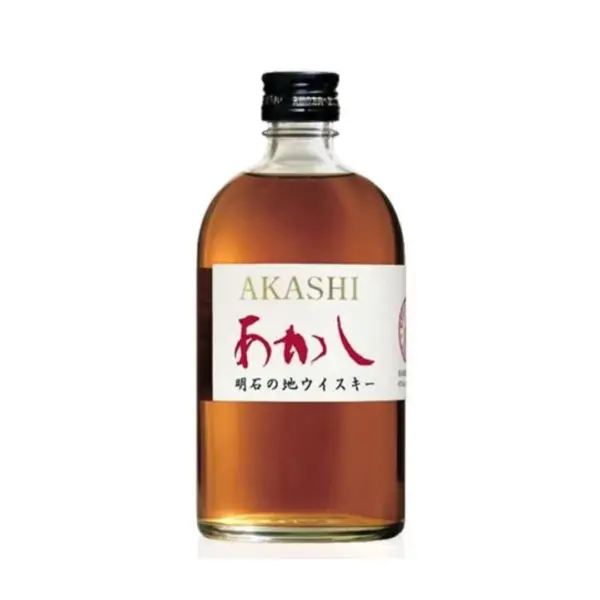 אקאשי רד (Akashi Red Blended Whisky) הוא וויסקי יפני נגיש, קליל ומודרני מבית מזקקת אייגאשימה (Eigashima Distillery), הידועה גם כמזקקת וייט אוק (White Oak). המזקקה, הממוקמת בעיר אקאשי לחוף הים, היא אחת המזקקות הוותיקות ביפן שקיבלו רישיון זיקוק, והיא מביאה איתה מסורת ארוכת שנים של ייצור סאקה וסוצ'ו, שמשפיעה ישירות על אופי הוויסקי. פרופיל טעם וארומה האקאשי רד מכוון לפרופיל מעודן, חלק ונקי, ללא עשן כבד, המאפיין את סגנון הוויסקי היפני הקל: רשמי טעימה: באף עולים ניחוחות פירותיים ומתוקים של דבש, גרגירי וניל, קליפת תפוז עדינה ומעט פרי צהוב. בפה המרקם קליל וחלק מאוד, עם טעמים של קרמל, שוקולד חלב, ורמז עדין מאוד של תבליני עץ ואלון מהחבית. הסיומת קצרה עד בינונית, נקייה, חלקה ומרעננת.