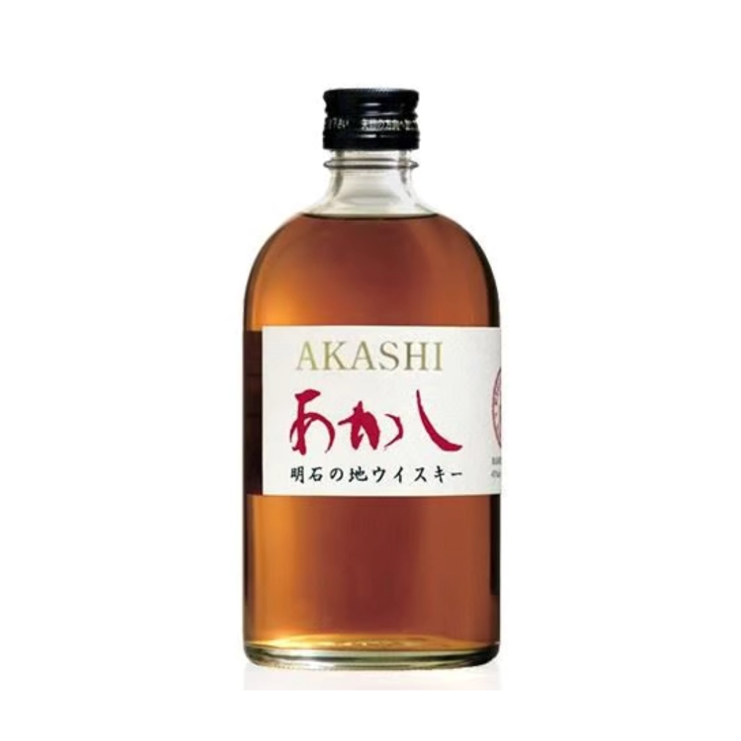 אקאשי רד 500 מל אקאשי רד (Akashi Red Blended Whisky) הוא וויסקי יפני נגיש, קליל ומודרני מבית מזקקת אייגאשימה (Eigashima Distillery), הידועה גם כמזקקת וייט אוק (White Oak). המזקקה, הממוקמת בעיר אקאשי לחוף הים, היא אחת המזקקות הוותיקות ביפן שקיבלו רישיון זיקוק, והיא מביאה איתה מסורת ארוכת שנים של ייצור סאקה וסוצ'ו, שמשפיעה ישירות על אופי הוויסקי. פרופיל טעם וארומה האקאשי רד מכוון לפרופיל מעודן, חלק ונקי, ללא עשן כבד, המאפיין את סגנון הוויסקי היפני הקל: רשמי טעימה: באף עולים ניחוחות פירותיים ומתוקים של דבש, גרגירי וניל, קליפת תפוז עדינה ומעט פרי צהוב. בפה המרקם קליל וחלק מאוד, עם טעמים של קרמל, שוקולד חלב, ורמז עדין מאוד של תבליני עץ ואלון מהחבית. הסיומת קצרה עד בינונית, נקייה, חלקה ומרעננת.