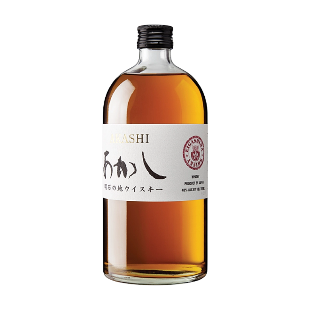 אקאשי לבן 500 מל אקאשי וייט אוק בלנדד (Akashi White Oak Blended Whisky) הוא ספינת הדגל של מזקקת אייגאשימה (Eigashima Distillery) היפנית בקטגוריית הבלנדד. בעוד שגרסת ה-Red פונה לכיוון קליל ויומיומי יותר, גרסת ה-White Oak Blended המקורית מציגה פרופיל עמוק, עשיר ומורכב יותר, המשלב טכניקות זיקוק מסורתיות עם השפעות מהאקלים הימי של העיר אקאשי. פרופיל טעם וארומה השימוש בחביות מגוונות מעניק לו פרופיל עגול, עשיר במתיקות פירותית ועץ מעודן: רשמי טעימה: באף עולות ארומות חמימות ומתוקות של שוקולד צ'יפס, דבש, וניל וקליפת לימון, יחד עם רמז עדין מאוד לעץ אלון קלוי. בפה המרקם רך וקטיפתי, ומציג טעמים עשירים של דגנים, פירות צהובים (אפרסק), תבלינים מתוקים (קינמון) ונגיעה קלה של עשן עדין ברקע. הסיומת בינונית, חלקה, עם דומיננטיות נעימה של דבש ווניל.