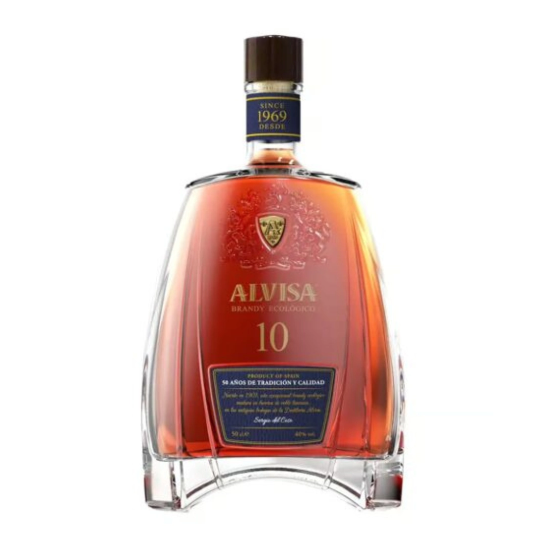 ברנדי אלביסה 10 שנים 750 מל אלביסה 10 ברנדי (Alvisa 10 Brandy Organic) הוא ברנדי ספרדי מעולה ויוצא דופן, המיוצר בלב אזור לה מנצ'ה (La Mancha) על ידי קבוצת אלביסה. הייחודיות הגדולה של המותג נעוצה בשילוב שבין חומרי גלם אורגניים לחלוטין לבין שיטות זיקוק מסורתיות בדודי נחושת (Charentais) – אותם דודים המשמשים לייצור קוניאק בצרפת. המספר 10 מייצג התיישנות ארוכה ומוקפדת בשיטת הסולרה (Solera) המפורסמת של ספרד, מה שמעניק למשקה פרופיל טעמים עשיר, מורכב וקטיפתי. זהו מוצר פרימיום נגיש (Value for Money) שמהווה אלטרנטיבה מדהימה לקוניאק VSOP או לברנדי צרפתי יקר. פרופיל טעם וארומה השילוב של זיקוק צרפתי קלאסי עם חביות אלון משובחות יוצר משקה עמוק וחלק במיוחד: רשמי טעימה: בעל צבע ענברי כהה ועמוק עם השתקפויות זהובות. באף נפתח פרופיל ארומטי עשיר ואינטנסיבי של וניל, פירות יבשים (צימוקים, תאנים), שוקולד מריר, ונגיעות אלגנטיות של עץ אלון קלוי וטבק. בפה המרקם חלבי, חלקה, קטיפתי ומלא עוצמה. הטעמים מאוזנים להפליא עם סיומת ארוכה, חמימה ומתובלת בעדינות.