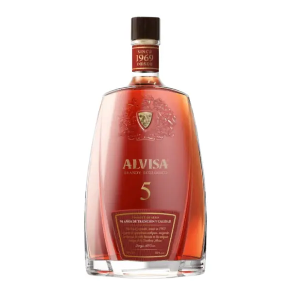 אלביסה 5 ברנדי אקולוגי (Alvisa 5 Brandy Ecologic / Organic) הוא האח הצעיר, האנרגטי והפירותי יותר בסדרת הברנדי האורגנית של קבוצת אלביסה הספרדית. בדומה לגרסת ה-10 שנים, גם כאן מדובר בזיקוק מוקפד בדודי נחושת צרפתיים (Charentais) של ענבי איירן (Airén) אורגניים בלב אזור לה מנצ'ה. המספר 5 מסמל יישון של לפחות 5 שנים בחביות עץ אלון צרפתי. המשקה מציע פרופיל נגיש, רענן וקל יותר לשתייה, והוא מהווה בחירה אידיאלית למי שמחפש ברנדי פרימיום יומיומי, חלק ולא מכביד, שמתאים גם לשתייה נקייה וגם לשדרוג קוקטיילים קלאסיים. פרופיל טעם וארומה היישון בן 5 השנים שומר על חיוניות הפרי ומעניק למשקה אופי נגיש וחלק מאוד: רשמי טעימה: בעל צבע זהב-ענברי בהיר וצלול. באף עולות ארומות רעננות ופירותיות של פירות קיץ, וניל מתקתק, קליפת תפוז עדינה ורמזים קלילים של עץ אלון חדש. בפה המרקם רך וחלק, עם איזון נהדר בין מתיקות טבעית של הפרי לנגיעות תבלינים עדינות. הסיומת בינונית, נקייה, חמימה ונעימה מאוד.
