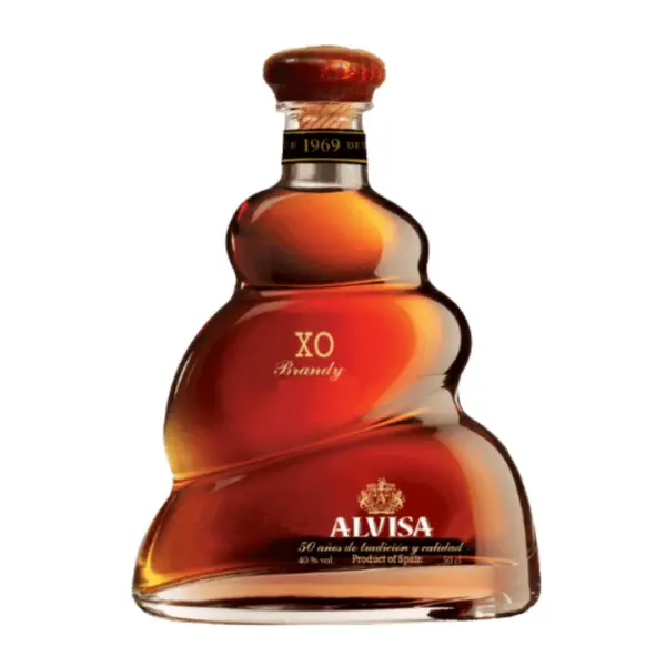 אלביסה XO ברנדי (Alvisa XO Brandy) הוא פסגת היצירה של מזקקת אלביסה (Alvisa) הספרדית. מדובר בברנדי סופר-פרימיום (Ultra-Premium) יוצא דופן, המיוצר מ-100% ענבים אורגניים ומזוקק בדודי נחושת צרפתיים מסורתיים. הציון XO (Extra Old) מעיד על התיישנות ארוכה ומוקפדת במיוחד בחביות עץ אלון צרפתי, מה שמעניק למשקה עומק, מורכבות ומרקם קטיפתי שמתחרים בבתי הקוניאק הגדולים והיוקרתיים ביותר בצרפת – אך במחיר נגיש והגון בהרבה. זהו משקה לאספנים, לחובבי אלכוהול מושבעים, ולמי שמחפש את הטוב ביותר שיש לספרד להציע. פרופיל טעם וארומה ברנדי מורכב, עשיר ושופע שכבות טעם, המציג הרמוניה מושלמת בין פרי בשל לעץ אלון עתיק: רשמי טעימה: בעל צבע מהגוני עמוק, כהה ומהפנט. באף נפתח קנבס עשיר ומורכב של ארומות: פירות יבשים (תאנים, שזיפים מיובשים), קקאו, אגוזי לוז קלויים ותבלינים חמים (צימוקים, קינמון) לצד ניחוח אלגנטי של עץ אלון, טבק ועור. בפה המרקם שמן, סמיך וקטיפתי להפליא, עם סיומת אינסופית, חמימה ועמוקה מאוד המותירה חותם של שוקולד מריר ותבלינים.