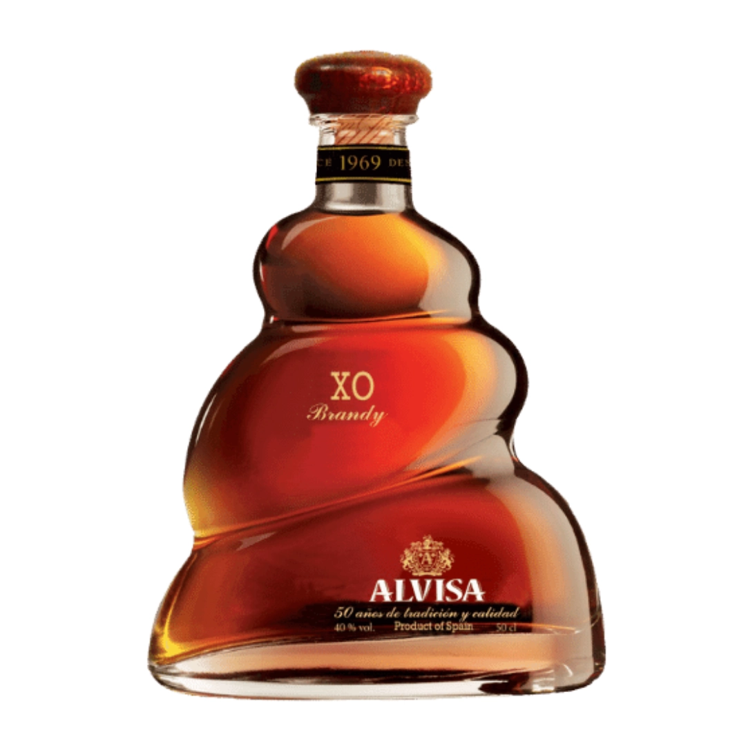אלביסה XO ברנדי 750 מל אלביסה XO ברנדי (Alvisa XO Brandy) הוא פסגת היצירה של מזקקת אלביסה (Alvisa) הספרדית. מדובר בברנדי סופר-פרימיום (Ultra-Premium) יוצא דופן, המיוצר מ-100% ענבים אורגניים ומזוקק בדודי נחושת צרפתיים מסורתיים. הציון XO (Extra Old) מעיד על התיישנות ארוכה ומוקפדת במיוחד בחביות עץ אלון צרפתי, מה שמעניק למשקה עומק, מורכבות ומרקם קטיפתי שמתחרים בבתי הקוניאק הגדולים והיוקרתיים ביותר בצרפת – אך במחיר נגיש והגון בהרבה. זהו משקה לאספנים, לחובבי אלכוהול מושבעים, ולמי שמחפש את הטוב ביותר שיש לספרד להציע. פרופיל טעם וארומה ברנדי מורכב, עשיר ושופע שכבות טעם, המציג הרמוניה מושלמת בין פרי בשל לעץ אלון עתיק: רשמי טעימה: בעל צבע מהגוני עמוק, כהה ומהפנט. באף נפתח קנבס עשיר ומורכב של ארומות: פירות יבשים (תאנים, שזיפים מיובשים), קקאו, אגוזי לוז קלויים ותבלינים חמים (צימוקים, קינמון) לצד ניחוח אלגנטי של עץ אלון, טבק ועור. בפה המרקם שמן, סמיך וקטיפתי להפליא, עם סיומת אינסופית, חמימה ועמוקה מאוד המותירה חותם של שוקולד מריר ותבלינים.