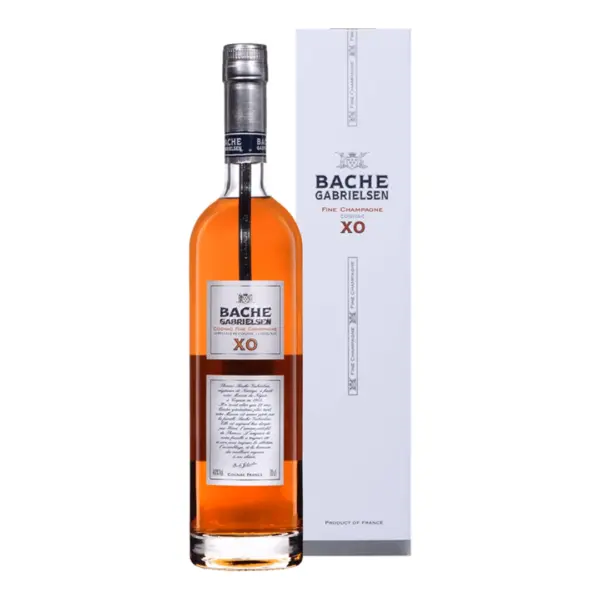 קוניאק באך גבריאלסן XO פיין שמפיין (Bache-Gabrielsen Cognac XO Fine Champagne) הוא תזקיק פרימיום מבית הקוניאק המשפחתי הנודע אשר נוסד בשנת 1905. סיווג האיכות הרשמי Fine Champagne מעיד על כך שכל רכיבי הבלנד מופקים באופן בלעדי משני אזורי הגידול המובילים והנחשקים ביותר בחבל קוניאק שבצרפת: גראנד שמפיין (Grande Champagne, המרכיב לפחות 50% מהתערובת) ופטיט שמפיין (Petite Champagne). תערובת ה-XO מורכבת מתזקיקים נבחרים (Eaux-de-vie) שעברו תהליך יישון ממושך ומוקפד בחביות עץ אלון צרפתי מסורתיות, המעניקות למשקה את המורכבות העמוקה והמרקם המזוהה עמו. פרופיל מוצר ורשמי טעימה צבע: ענברי-זהוב עמוק וצלול, בעל השתקפויות מהגוני עשירות. ארומה (אף): פרופיל ארומטי מורכב ואלגנטי, המציג ניחוחות של פירות יבשים (תאנים, צימוקים ומשמש בשל), קליפת תפוז מסוכרת ופרחים מיובשים, השזורים בנגיעות עדינות של וניל, עץ אלון קלוי ותבליני אפייה חמים. טעם (חיך): מרקם קטיפתי, עגול ושופע. טעמי הפרי הבשל מתמזגים בהרמוניה עם מאפייני חבית האלון המיושנת. סיומת: ארוכה, חמימה ומורכבת, המותירה טעמי לוואי אלגנטיים של תבלינים ועץ מיושן.