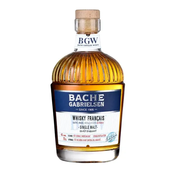 וויסקי באך גבריאלסן סינגל מאלט צרפתי (Bache-Gabrielsen French Whisky Single Malt) הוא תזקיק ייחודי ואיכותי המייצג את המומחיות ארוכת השנים של בית התזקיקים המשפחתי הנודע מחבל קוניאק. בעוד המותג מוכר בעיקר בזכות הקוניאקים המוערכים שלו, מהדורה זו מסמנת את כניסתו המרתקת לעולם הוויסקי הצרפתי (French Whisky) הצומח. הוויסקי מופק מ-100% שעורה מונבטת (Malted Barley) הגדלה בצרפת, ומזוקק בשיטות מסורתיות. ייחודו הבולט של המשקה טמון בתהליך היישון שלו: הוא מתיישן בחביות עץ אלון אמריקאי, ולאחר מכן עובר תקופת סיום (Finish) מוקפדת בחביות עץ אלון צרפתי קטנות ששימשו קודם לכן ליישון קוניאק פרימיום של הבית, מה שמעניק לו מורכבות, עומק ופרופיל טעמים יוצא דופן. פרופיל מוצר ורשמי טעימה צבע: זהוב-ענברי בהיר, חם וצלול. ארומה (אף): ארומה אקספרסיבית ואלגנטית המשלבת ניחוחות דגנים קלויים, לתת ושעורה, יחד עם נגיעות פירותיות מעודנות של אגס ובננה בשלה, השזורות ברמזים מתוקים של וניל ועץ אלון עדין שמקורו בחביות הקוניאק. טעם (חיך): מרקם חלק, עגול ומאוזן היטב. על החיך מורגשים טעמי פירות קיץ, שקדים, ומתיקות מעודנת של קרמל, המשתלבים עם אלמנטים מתובלים קלות של עץ אלון צרפתי. סיומת: בינונית עד ארוכה, חמימה ונקייה, המותירה טעם לוואי נעים של תבליני אפייה, וניל ורמז פירותי יבש.