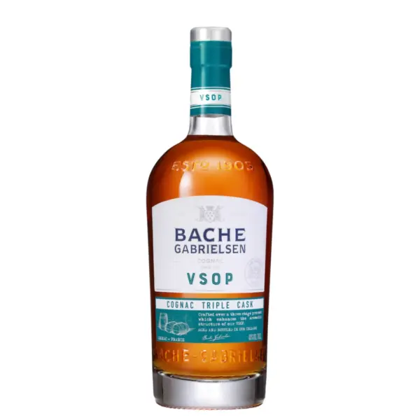 קוניאק באך גבריאלסן טריפל קאסק VSOP (Bache-Gabrielsen Triple Cask VSOP Cognac) הוא תזקיק פרימיום יוצא דופן המציג גישה מודרנית וחדשנית של בית הקוניאק המשפחתי המוערך אשר נוסד בשנת 1905. בעוד שדרגת VSOP סטנדרטית מייצגת יישון של 4 שנים לפחות, מהדורה זו לוקחת את המורכבות צעד אחד קדימה באמצעות תהליך יישון ייחודי בשלושה סוגי חביות שונים (Triple Cask). הבלנד מורכב מתזקיקים נבחרים (Eaux-de-vie) המופקים מענבי אוני בלאן (Ugni Blanc) מאזורי הגידול המובילים בחבל קוניאק שבצרפת. התזקיקים עוברים תהליך הבשלה מוקפד שמתחיל בחביות עץ אלון צרפתי חדשות המעניקות מבנה ועוצמה, ממשיך בחביות אלון צרפתי ותיקות (חביות ישנות) המרככות את הנוזל ומפתחות את הפירותיות שלו, ומסתיים בתקופת פיניש בחביות עץ אלון אמריקאי קלוי – טכניקה ייחודית המעניקה לקוניאק טוויסט עכשווי ועגלגלות יוצאת דופן. פרופיל מוצר ורשמי טעימה צבע: ענברי-זהוב חם, עמוק וצלול. ארומה (אף): פרופיל ארומטי עשיר ומאוזן להפליא. באף עולים ניחוחות בולטים של פירות בשלים (משמש, שזיף צהוב) וקליפת תפוז עדינה, השזורים בנגיעות מתוקות של וניל, קרמל, שקדים קלויים ורמז עץ אלון מתובל שמקורו בשילוב החביות הייחודי. טעם (חיך): מרקם חלק, קטיפתי ועגול מאוד על הלשון. החיך מציג הרמוניה יפהפייה בין מתיקות הפרי, אלמנטים קלילים של שוקולד חלב ותבליני אפייה חמימים (קינמון, אגוז מוסקט). סיומת: בינונית עד ארוכה, חלקה וחמימה, המותירה טעם לוואי נעים, מאוזן ונקי של פרי עץ ורמז וניל מעודן.