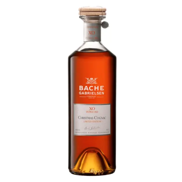 קוניאק באך גבריאלסן XO כריסמס מהדורה מיוחדת (Bache-Gabrielsen Cognac XO Christmas Edition) הוא תזקיק פרימיום עונתי ויציאה מרתקת מבית הקוניאק המשפחתי המוערך אשר נוסד בשנת 1905. מהדורה חגיגית זו נוצרה במקור כדי לחגוג את אווירת החורף ותקופת החגים, והיא מציגה בלנד ייחודי שנרקח במיוחד כדי להדגיש פרופיל טעמים חם, עשיר ומתובל, המזוהה עם העונה. תערובת ה-XO היוקרתית מורכבת מתזקיקים נבחרים (Eaux-de-vie) המופקים מענבי אוני בלאן (Ugni Blanc) מאזורי הגידול המובילים בחבל קוניאק שבצרפת, כאשר מרכיב דומיננטי בבלנד מגיע מאזור גראנד שמפאן (Grande Champagne) היוקרתי. התזקיקים עברו תהליך יישון ממושך של 10 שנים לפחות בחביות עץ אלון צרפתי מסורתיות, מה שהעניק לנוזל עומק יוצא דופן, מרקם עגול ומבנה עשיר המותאם בצורה מושלמת לחובבי אלכוהול מיושן ומביני עניין. פרופיל מוצר ורשמי טעימה צבע: ענברי עמוק וכהה, בעל השתקפויות מהגוני חמות ונחושת עשירה. ארומה (אף): פרופיל ארומטי עשיר, חם ומזמין במיוחד. באף נפתחים ניחוחות עזים של פירות יבשים (צימוקים, תאנים, משמש מיובש) וקליפת תפוז מסוכרת, השזורים בנגיעות בולטות של תבליני חורף חמים (קינמון, ציפורן, אגוז מוסקט), וניל עמוק ועץ אלון קלוי. טעם (חיך): מרקם קטיפתי, שמן ומלא עוצמה על הלשון. החיך מציג הרמוניה יפהפייה ועמוקה בין מתיקות הפרי המרוכז לטעמי השוקולד המריר, אגוזי הלוז ותבליני האפייה, המעניקים תחושה חובקת ועגולה. סיומת: ארוכה במיוחד, חמימה, מתובלת ומורכבת, המותירה טעם לוואי מתמשך ונפלא של פירות יבשים, עץ מיושן ורמז טבק מעודן.