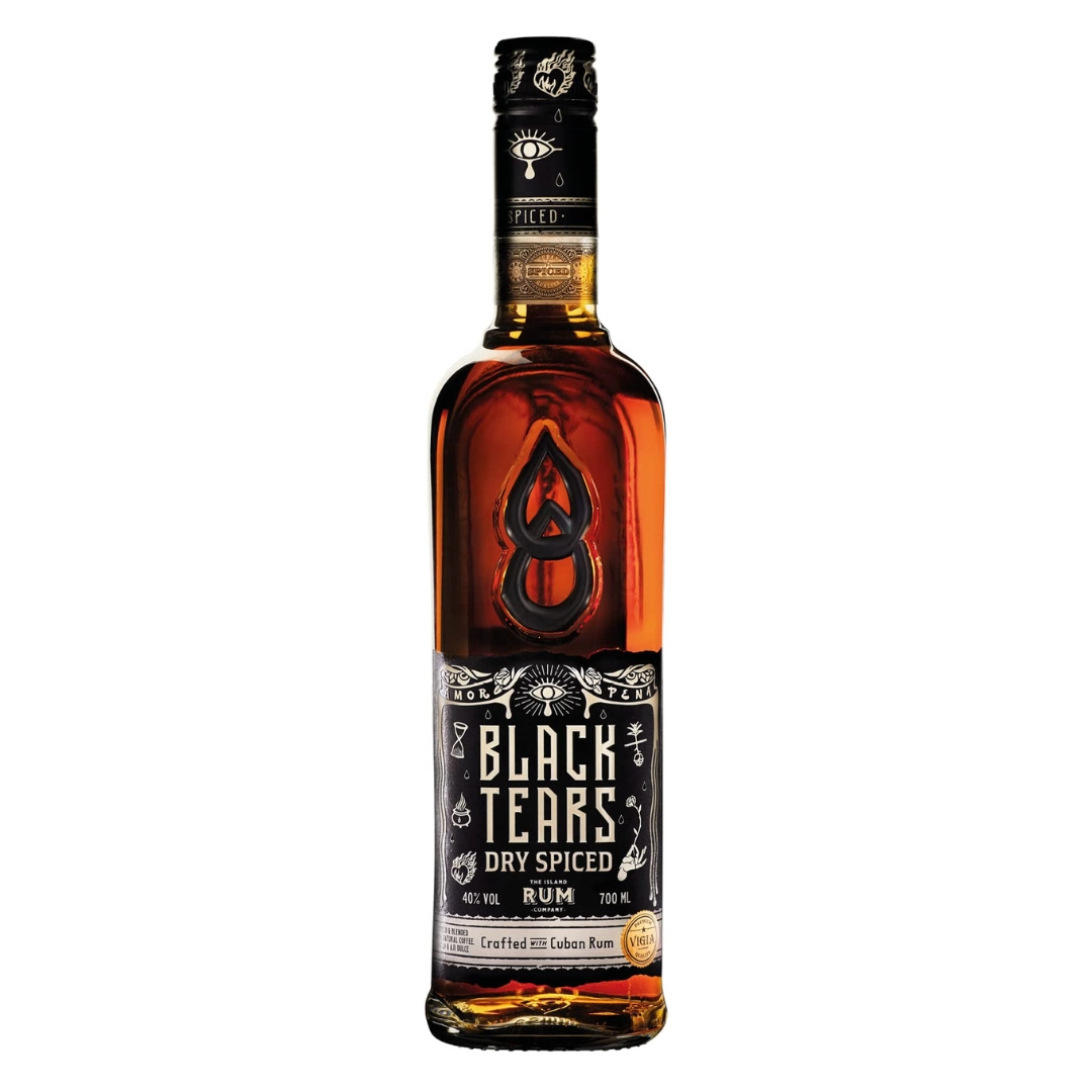 רום מתובל בלאק טירס 700 מל רום מתובל בלאק טירס (Black Tears Spiced Rum) הוא תזקיק ייחודי, נועז ומלא אופי, המיוצר על ידי חברת The Island Rum Company בשיתוף פעולה עם מזקקות מקומיות בקובה. מדובר ברום המתובל (Spiced Rum) הקובני הרשמי הראשון והיחיד המופץ ברחבי העולם, מה שהופך אותו למוצר פורץ דרך בקטגוריה שלו. הבסיס למשקה הוא רום קובני יבש ואיכותי המופק ממולאסה ומזוקק בשיטות מסורתיות. לאחר מכן, הנוזל עובר תהליך תיבול (Infusion) ייחודי ומורכב המבוסס על רכיבים טבעיים ומקומיים בלבד: קפה קובני משובח, קקאו מובחר ופלפל אחי (Ají Dulce) – זן פלפל מתוק ומתובל האופייני למטבח הקובני. בשונה מרומים מתובלים מסחריים רבים המאופיינים במתיקות גבוהה, בלאק טירס מציג פרופיל יבש, מפולפל ומתוחכם המיועד לחובבי אלכוהול שמחפשים עומק ומורכבות. פרופיל מוצר ורשמי טעימה צבע: ענברי-חום עמוק, כהה וצלול. ארומה (אף): פרופיל ארומטי עשיר, מתובל ומזמין במיוחד. באף עולים ניחוחות דומיננטיים של פולי קפה קלויים, שוקולד מריר וקקאו עשיר, השזורים בנגיעות עדינות של תבלינים ים-תיכוניים ורמז חם של פלפל מתוק עדין. טעם (חיך): מרקם חלק, יבש ומאוזן להפליא. על החיך מורגשת קונטרה נהדרת בין המתיקות הטבעית הקלה של הרום לבין המרירות האלגנטית של הקפה והקקאו, לצד מבנה תיבול מפולפל ומעורר. סיומת: בינונית עד ארוכה, חמימה ויבשה, המותירה טעם לוואי מתוחכם ונקי של תבלינים, קפה קלוי ורמז שוקולד מריר.