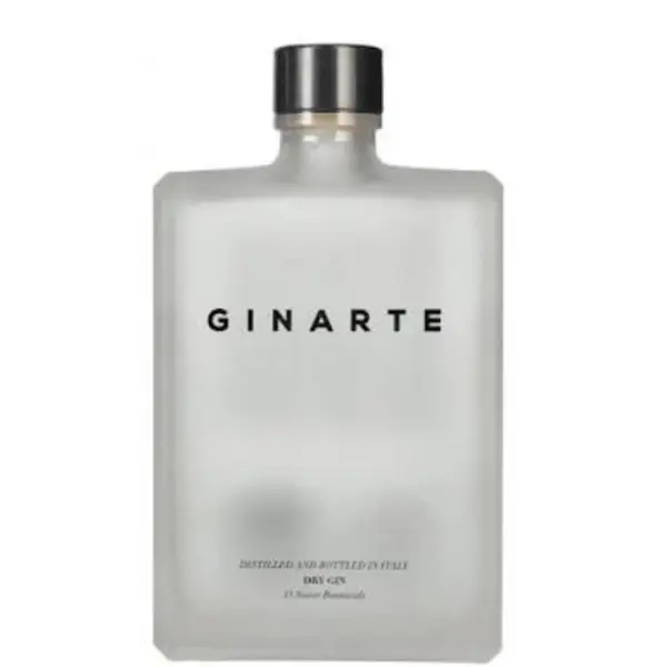 ג'ין ג'ינארטה (Ginarte Dry Gin) הוא ג'ין פרימיום איטלקי יוצא דופן המיוצר בלב חבל טוסקנה המפורסם. מדובר בתזקיק המשלב באמנות רבה בין עולם האלכוהול המשובח לבין עולם האמנות הוויזואלית, והוא מוקדש כולו לאמנים ולאנשי רוח. העיצוב המרהיב של הבקבוק, המזכיר גוש שיש צחור ומפוסל, משקף את הגישה האסתטית והקפדנית של המותג. הבסיס לג'ין מופק מתזקיק חיטה איכותי ונקי, העובר תהליך זיקוק מוקפד יחד עם 13 רכיבים בוטניים נבחרים (Botanicals) שמקורם בטבע הטוסקני העשיר. ייחודו הבולט של המתכון טמון בשילוב של צמחים ועשבי תיבול ששימשו לאורך ההיסטוריה של הרנסנס להפקת פיגמנטים של צבע עבור ציירים ופסלים, כגון צמח הרכפת (Reseda luteola), צבע המדרדרים (Isatis tinctoria), וחריע (Carthamus tinctorius), לצד רכיבי ג'ין קלאסיים ופירות יער. פרופיל מוצר ורשמי טעימה צבע: שקוף, צלול ונקי לחלוטין. ארומה (אף): פרופיל ארומטי אלגנטי, מורכב ומזמין מאוד. באף עולים ניחוחות דומיננטיים ורעננים של ערער (Juniper) משובח, השזורים בתווים פרחוניים מעודנים, קליפות הדרים, ועשבי תיבול ירוקים ורעננים מהגבעות של טוסקנה. טעם (חיך): מרקם חלק, יבש, עגול ומאוזן להפליא על הלשון. על החיך מורגשת הרמוניה נהדרת בין החריפות הקלה של הערער לבין הנגיעות הארציות והפרחוניות של הרכיבים הבוטניים הייחודיים, המעניקים תחושה מלאת אופי. סיומת: בינונית עד ארוכה, נקייה, יבשה ומרעננת, המותירה טעם לוואי נעים של עשבי תיבול ורמז הדרי קל.
