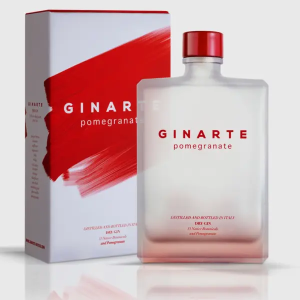 ג'ין ג'ינארטה רימונים (Ginarte Dry Gin Pomegranate) הוא וריאציה פירותית, נועזת ומרהיבה על ג'ין הפרימיום הטוסקני הנודע. המותג האיטלקי, המזוהה עם חיבור עמוק לעולם האמנות והאסתטיקה, מציג כאן מהדורה מיוחדת המשלבת את הבסיס המוקפד של הדריי ג'ין הקלאסי שלו יחד עם הנגיעה החמצמצה-מתקתקה והאופנתית של פרי הרימון. המשקה מופק מתזקיק חיטה נקי העובר זיקוק מוקפד עם 13 הרכיבים הבוטניים המסורתיים של הבית (הכוללים צמחי רנסנס ייחודיים וערער הגדל פרא בהרי האפנינים), אליהם מתווספת השרשה טבעית של מיצי רימונים מובחרים. השילוב הזה מעניק לג'ין לא רק פרופיל טעמים מרענן ורב-ממדי, אלא גם גוון ויזואלי ייחודי שהופך אותו לתוספת מרשימה במיוחד על המדף ובכוס הבר. פרופיל מוצר ורשמי טעימה צבע: בעל גוון ורדרד-רובי בהיר, צלול ומושך עין. ארומה (אף): פרופיל ארומטי מתפרץ, אלגנטי ורענן. באף עולים ניחוחות ברורים של פרי הרימון וקליפת הדרים, המשתלבים בהרמוניה מושלמת עם האופי הבוטני המוכר של הדריי ג'ין, ניצני פרחים וערער יבש. טעם (חיך): מרקם חלק, מאוזן ומלא חיוניות. על החיך מורגשת קונטרה נהדרת בין החמיצות העדינה והמתיקות הטבעית של הרימון לבין המבנה היבש והמתובל קלות של עשבי התיבול הטוסקניים והערער. סיומת: בינונית עד ארוכה, קריספית, נקייה ומרעננת מאוד, המותירה טעם לוואי פירותי מעודן של גרגירי רימון ורמז הדרי פריך.