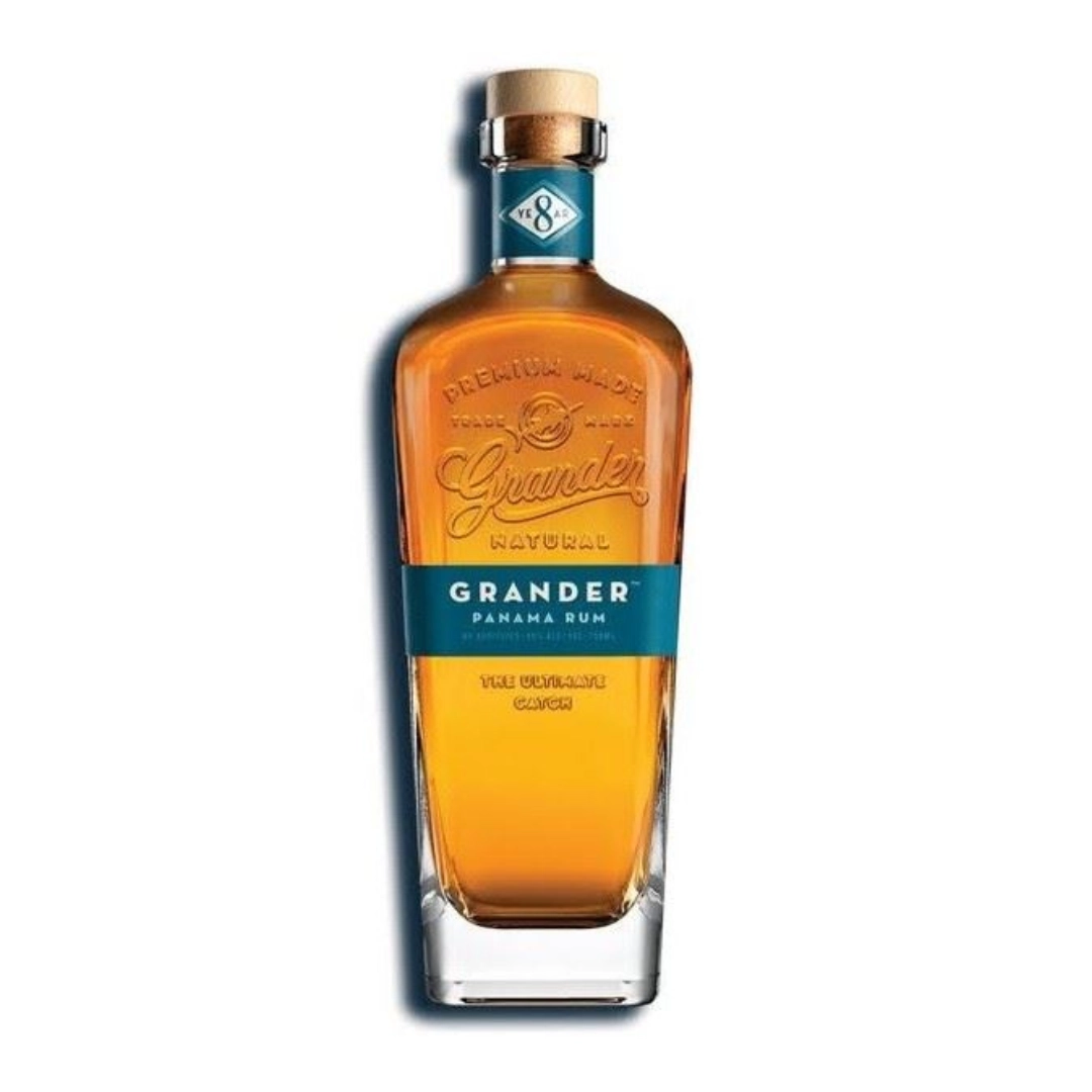 רום גרנדר 8 שנים 700 מל רום גרנדר 8 שנים (Grander Rum 8 Year Old) הוא רום פרימיום איכותי וטהור המיוצר בפנמה (Panama) ומבוקבק תחת סטנדרטים נוקשים ובלתי מתפשרים. המותג "גרנדר" חורט על דגלו את השאיפה להציג רום אותנטי, מסורתי וישר, ומקפיד על ייצור ללא תוספת סוכר, ללא חומרי טעם מלאכותיים וללא צבעי מאכל (כמו קרמל תעשייתי) – תכונה מוערכת במיוחד בקרב חובבי רום ואספנים. המשקה מופק ממולאסה של קני סוכר מקומיים הגדלים באדמה הוולקנית העשירה של פנמה, ומזוקק בשיטת זיקוק רציפה (Column Still). לאחר הזיקוק, הנוזל עובר תהליך יישון מלא של 8 שנים לפחות באקלים הטרופי החם של פנמה, בתוך חביות עץ אלון אמריקאי לבן ששימשו קודם לכן ליישון וויסקי בורבון. היישון הטרופי המואץ מעניק לרום פרופיל עמוק, עשיר ויבש, המזכיר באופיו וויסקי משובח. פרופיל מוצר ורשמי טעימה צבע: ענברי-זהוב טבעי, בהיר וצלול. ארומה (אף): פרופיל ארומטי נקי ומזמין. באף עולים ניחוחות ברורים של עץ אלון קלוי, וניל וקרמל עדין שמקורם בחביות הבורבון, השזורים בנגיעות קלות של פירות טרופיים מיובשים, אגוזים ורמז עדין של תבליני אפייה. טעם (חיך): מרקם חלק, נקי ויבש יחסית לרומים מסחריים ממותקים. על החיך מורגשים טעמי עץ מאוזנים, פולי קקאו, מツקות קלה וטבעית של קני סוכר, ונגיעות מפולפלות עדינות המעניקות למשקה אופי ומבנה חסון. סיומת: בינונית עד ארוכה, קריספית וחמימה, המותירה טעם לוואי נעים של עץ אלון, תבלינים יבשים ורמז וניל מעודן.