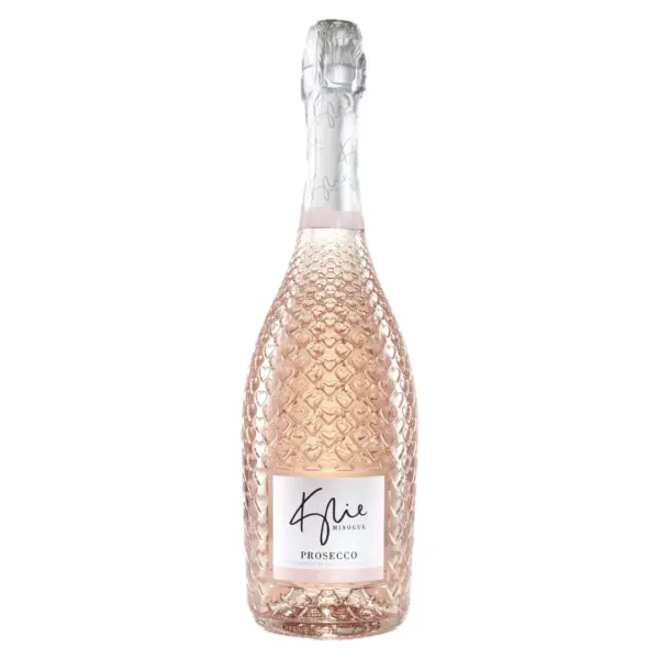 פרוסקו רוזה קיילי מינוג (Kylie Minogue Prosecco Rosé) הוא יין מבעבע איכותי, אלגנטי ואופנתי במיוחד מבית מותג היינות הבינלאומי המצליח של האמנית קיילי מינוג. היין מיוצר בשיתוף פעולה הדוק עם יקב Zonin המשפחתי והמוערך בלב אזור גמבלארה (Gambellara) שבמחוז ונטו (Veneto), איטליה, תוך שמירה על הסטנדרטים המחמירים של סיווג האיכות הרשמי DOC. יין מבעבע זה מופק משילוב מוקפד של שני זני ענבים: זן הגלרה (Glera) המסורתי והדומיננטי, המעניק את הרעננות והבעבוע האופייניים לפרוסקו, לצד אחוז קטן של ענבי פינו נואר (Pinot Noir) המזוקקים כיין אדום ומעניקים למשקה את גוון הרוזה המרהיב שלו ואת עומק הפרי. היין מיוצר בשיטת שרמאט (Charmat Method) המסורתית במכלי לחץ מנירוסטה, המבטיחה בעבוע עדין, קריספי וחיוני לאורך זמן. פרופיל מוצר ורשמי טעימה צבע: גוון ורוד פנינה בהיר, אלגנטי, מבריק וצלול, בעל בעבוע (בועיות) עדין, מתמשך ורציף. ארומה (אף): פרופיל ארומטי רענן, נקי ומזמין. באף עולים ניחוחות מתפרצים של פירות יער אדומים (תות שדה טרי, פטל), פריחת הדרים ורמזים מעודנים של תפוח ירוק קריספי וניצני ורדים. טעם (חיך): מרקם קליל, חי, פריך ומאוזן להפליא על הלשון. בחלל הפה מורגשת חמיצות לימונית מעוררת שמקבלת קונטרה נהדרת מהפירותיות הקיצית הרכה של זן הפינו נואר, המובלת למבנה יבש ונקי מאוד (Brut). סיומת: בינונית, רעננה, נקייה ופירותית, המותירה תחושה קריספית ונעימה בפה.
