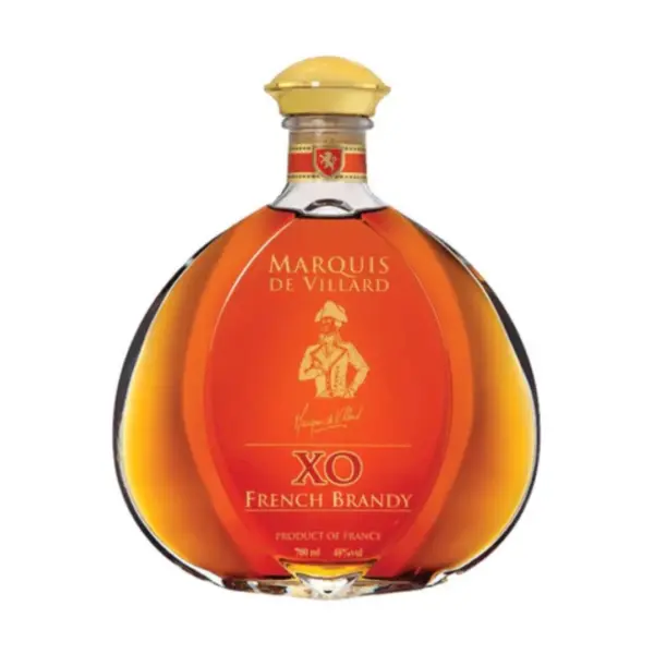 ברנדי מרקיז דה וילאר XO (Marquis de Villard Brandy XO) הוא תזקיק יין צרפתי קלאסי, אלגנטי ועשיר במיוחד, המייצג מסורת ארוכת שנים של ייצור ברנדי משובח בצרפת. המותג "מרקיז דה וילאר" מוערך ברחבי העולם בזכות היכולת להציע איכות פרימיום צרפתית ואופי מעודן, המזכיר בטעמיו בתי קוניאק מובילים, אך במחיר נגיש ותחרותי ביותר. הציון XO (Extra Old) מעיד על כך שהתזקיקים (Eaux-de-vie) המרכיבים את הבלנד עברו תהליך התיישנות ממושך וקפדני במיוחד בחביות עץ אלון צרפתי מסורתיות. החביות נבחרות בקפידה על ידי המאסטר-בלנדר של הבית, ומעניקות לברנדי את צבעו העמוק, את המרקם החלק ואת עושר הטעמים המורכב המאפיין אותו. פרופיל מוצר ורשמי טעימה צבע: ענברי-זהוב עמוק, חם וצלול, בעל השתקפויות נחושת עשירות. ארומה (אף): פרופיל ארומטי מורכב, רך ומזמין. באף עולים ניחוחות עזים של פירות יבשים (צימוקים, שזיפים מיובשים) ווניל מתקתק, השזורים בנגיעות עדינות של עץ אלון קלוי, קרמל ותבליני אפייה חמים. טעם (חיך): מרקם חלק, עגול וקטיפתי מאוד על הלשון. על החיך מורגשת הרמוניה יפהפייה בין מתיקות מעודנת של פרי בשל לבין אלמנטים עציים מאוזנים, אגוזים קלויים ונגיעה קלה של שוקולד מריר. סיומת: ארוכה, חמימה וחלקה, המותירה טעם לוואי נעים ומתוחכם של תבלינים יבשים ועץ מיושן.