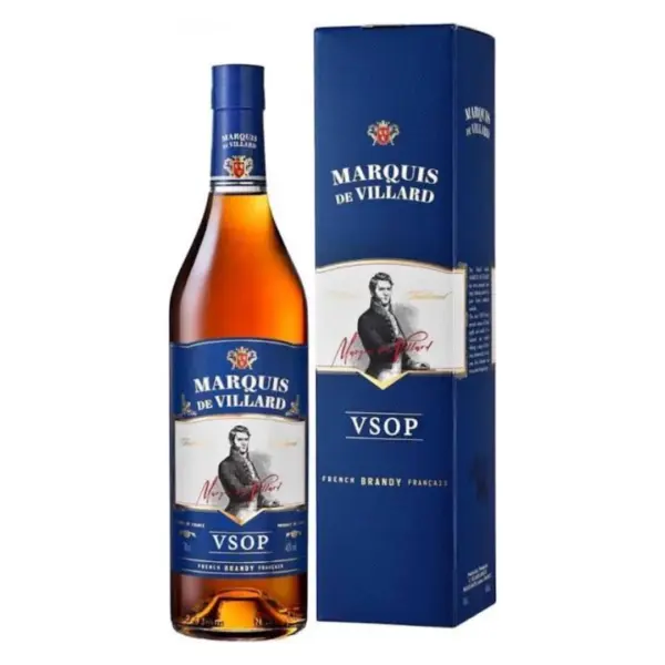 ברנדי מרקיז דה וילאר VSOP (Marquis de Villard Brandy VSOP) הוא תזקיק יין צרפתי מסורתי, נגיש, מאוזן ורך להפליא, המיוצר על פי מסורת הזיקוק המוקפדת של צרפת. המותג "מרקיז דה וילאר" ידוע ביכולתו להעניק חוויית פרימיום צרפתית אותנטית, המשלבת איכות ייצור גבוהה עם ורסטיליות רבה, תוך שמירה על תמורה מעולה למחיר. הציון VSOP (Very Superior Old Pale) מבטיח כי התזקיקים המרכיבים את הבלנד עברו תהליך התיישנות מבוקר של מספר שנים בחביות עץ אלון צרפתי נבחרות. תקופת יישון זו מעניקה לברנדי את צבעו הזהוב המושך, מרככת את עוקץ האלכוהול ומאפשרת לפרופיל הפירותי הטבעי של הענבים להשתלב בהרמוניה עם מאפייני החבית העדינים. פרופיל מוצר ורשמי טעימה צבע: זהוב-ענברי בהיר, חם, צלול ומבריק. ארומה (אף): פרופיל ארומטי נעים, רענן ופירותי. באף עולים ניחוחות בולטים של פירות קיץ בשלים וגרגירי יער, העטופים בנגיעות עדינות של וניל, עץ אלון קלוי קלות ורמז מרומז של תבלינים מתוקים. טעם (חיך): מרקם חלק, קליל ומאוזן היטב על הלשון. על החיך מורגשת חיות פירותית נהדרת לצד מתיקות טבעית מעודנת של ענבים, המשתלבת עם אלמנטים רכים של עץ חבית אלגנטי. סיומת: בינונית, נקייה, חלקה ומרעננת, המותירה טעם לוואי נעים של פרי ורמז וניל עדין.