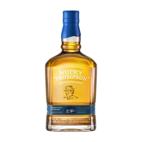 וויסקי נאקי תומפסון בלנדד 3 שנים (Nucky Thompson Blended Scotch Whisky) הוא וויסקי סקוטי מעורב (Blended), נגיש, קלאסי ומאוזן היטב, המיוצר ומזוקק בסקוטלנד. השם והקונספט העיצובי של המותג שואבים השראה מדמותו האיקונית והכריזמטית של נאקי תומפסון מתקופת חוק היובש בארצות הברית, ומעניקים לו מראה ייחודי, נוסטלגי ובעל נוכחות בולטת. הוויסקי מופק משילוב מוקפד של תזקיקי דגנים (Grain Whiskies) ותזקיקי לתת (Malt Whiskies) שנבחרו ממזקקות מסורתיות ברחבי סקוטלנד. הבלנד עבר תהליך התיישנות מבוקר של 3 שנים לפחות בחביות עץ אלון נבחרות, מה שמאפשר לנוזל לפתח אופי רך, חלק וורסטילי במיוחד, המרכך את חריפות האלכוהול הצעיר ומעניק תמורה מעולה למחיר. פרופיל מוצר ורשמי טעימה צבע: זהוב-ענברי בהיר, חם וצלול מאוד. ארומה (אף): פרופיל ארומטי נעים, קליל ונגיש. באף עולים ניחוחות עדינים של לתת ושעורה, השזורים בנגיעות מתקתקות של וניל, דבש פרחי בר, ורמז מרומז לעץ אלון קלוי ותבלינים יבשים. טעם (חיך): מרקם חלק, מאוזן וקל לשתייה על הלשון. על החיך מורגשת פירותיות קלה, מתיקות עדינה של קרמל וסוכר חום, המשתלבת עם אלמנטים רכים של עץ חבית עדין ללא דומיננטיות של כבול או עשן. סיומת: בינונית, נקייה וחמימה, המותירה טעם לוואי נעים וקל של דגנים ורמז וניל מעודן.