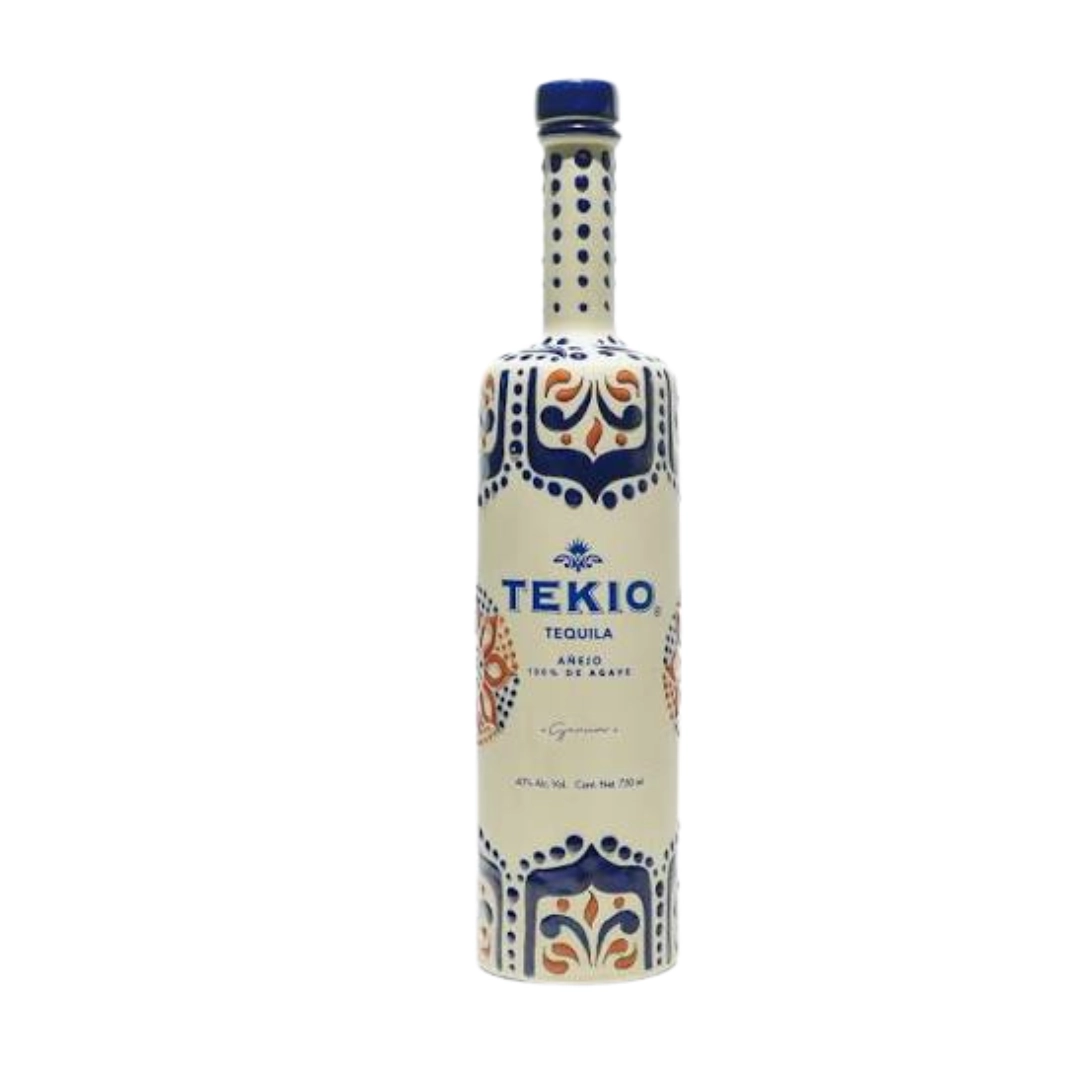 טקילה טקיו אנייחו 700 מל טקילה טקיו אנייחו (Tekio Tequila Añejo) היא טקילה פרימיום יוקרתית, עשירה ובעלת עומק יוצא דופן, המיוצרת ומבוקבקת בלב חבל חליסקו (Jalisco) שבמקסיקו – האזור הרשמי והמוערך בעולם לייצור טקילה אותנטית. המשקה מופק ב-100% מלבבות צמח האגבה הכחולה (100% de Agave) הנקצרים בקפידה רק כשהם מגיעים לרמת בשלות מקסימלית ומחזיקים בריכוז סוכרים טבעי וגבוה. הסיווג הרשמי Añejo (מיושנת) מעיד על כך שהטקילה עברה תהליך התבגרות ממושך ואיטי של למעלה משנה בחביות עץ אלון מובחרות. השהות הממושכת בחבית תחת האקלים המקסיקני הייחודי מעניקה לנוזל את גוון הזהב העמוק שלו, מרככת לחלוטין את עוקץ האלכוהול, ומאפשרת לפרופיל האגבה העשיר להתמזג בהרמוניה מופלאה עם טעמי העץ המיושן. פרופיל מוצר ורשמי טעימה צבע: זהוב-ענברי עמוק, חם, מבריק ובעל צמיגות אלגנטית (דמעות) על דפנות הכוס. ארומה (אף): פרופיל ארומטי עשיר, מורכב ומזמין מאוד. באף נפתחים ניחוחות דומיננטיים של אגבה מבושלת ומתקתקה, השזורים בתווים עמוקים של וניל, קרמל, שוקולד מריר, אגוזים קלויים ורמזים ברורים של עץ אלון מתובל קלות. טעם (חיך): מרקם קטיפתי, שמן ומלא עוצמה מחד, אך רך וחלק להפליא מאידך. על החיך מורגש איזון מושלם בין מתיקות טבעית ומרומזת של פירות יבשים ותבליני אפייה חמים (קינמון, ציפורן) לבין אלמנטים עציים אלגנטיים. סיומת: ארוכה, חמימה ומתוחכמת, המותירה טעם לוואי נעים, עגול ונקי של עץ מיושן, קרמל ואגבה עשירה.