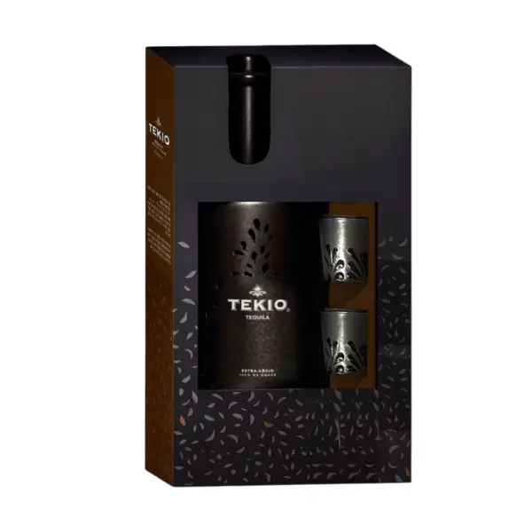 טקילה טקיו אקסטרה אנייחו (Tekio Tequila Extra Añejo) היא תזקיק העילית המפואר, הנדיר והיוקראתי ביותר של המותג, המיוצר ומבוקבק בלב חבל חליסקו (Jalisco) שבמקסיקו. המשקה מופק ב-100% מלבבות צמח האגבה הכחולה (100% de Agave) שנבחרו בקפידה ונמסקו ידנית בשיא בשלותם, לקבלת ריכוז סוכרים טבעי אופטימלי ומבנה טעמים עשיר במיוחד. הסיווג הרשמי והנחשק Extra Añejo מייצג את פסגת דרגות היישון בעולם הטקילה. על פי החוק המקסיקני הנוקשה, חובה על התזקיק להתיישן במשך שלוש שנים לפחות בחביות עץ אלון קטנות (שנפחן אינו עולה על 600 ליטר). השהות הממושכת והעמוקה במרתפי המזקקה, תחת השפעת שינויי האקלים המקומיים, מעניקה לטקילה פרופיל מורכב, רב-שכבתי ויוצא דופן, המזכיר באיכותו ובעומקו את הקוניאקים או הוויסקים המיושנים והמוערכים ביותר בעולם. פרופיל מוצר ורשמי טעימה צבע: ענברי כהה ועמוק, בעל השתקפויות מהגוני ונחושת עשירות וצמיגות קטיפתית מרשימה על דפנות הכוס. ארומה (אף): פרופיל ארומטי מפותח, עמוק ומפנט במיוחד. באף נפתחים ניחוחות עזים של אגבה מבושלת ומקורמלת, השזורים בתווים עשירים של שוקולד מריר, קפה קלוי, תאנים מיובשות וקליפת תפוז מיושנת, לצד רמזים דומיננטיים של עץ אלון עתיק, וניל ותבליני אפייה חמים (קינמון ואגוז מוסקט). טעם (חיך): מרקם שמן, עגול, קטיפתי ומלא עוצמה באופן בלתי רגיל. על החיך מתגלה הרמוניה מופלאה ורכה המשלבת מתיקות טבעית מרוכזת של פירות בשלים וטופי, יחד עם אלמנטים מתובלים ועציים מעודנים המאזנים את המשקה בצורה מושלמת. סיומת: ארוכה מאוד, חמימה, מתוחכמת ומתמשכת, המותירה טעם לוואי עשיר של עץ מיושן, קקאו ואגבה עמוקה.