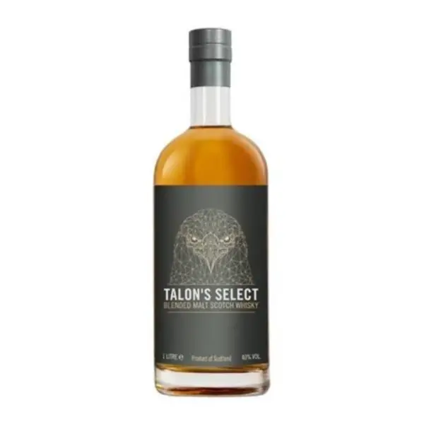 וויסקי טאלונס סלקט בלנדד מאלט (Talons Select Blended Malt Scotch Whisky) הוא וויסקי סקוטי איכותי, עשיר ומאוזן היטב, המיוצר ומזוקק בסקוטלנד. בשונה מוויסקי בלנדד רגיל המכיל גם תזקיקי דגנים, קטגוריית ה-Blended Malt (שנקראה בעבר Vatted Malt) מייצגת שילוב ייחודי וטהור של תזקיקי לתת (Malt Whiskies) בלבד, אשר נבחרו ממזקקות סינגל מאלט שונות ברחבי סקוטלנד. תזקיקי הלתת המרכיבים את הבלנד עברו תהליך התיישנות מבוקר בחביות עץ אלון נבחרות, ולאחר מכן הומסו יחד באמנות רבה על ידי המאסטר-בלנדר כדי ליצור פרופיל הרמוני, רך ונגיש. טאלונס סלקט מציע את המורכבות והעומק המאפיינים וויסקי מאלט, אך מנגיש אותם במרקם חלק ובוורסטיליות רבה, המעניקים תמורה פנומנלית למחיר. פרופיל מוצר ורשמי טעימה צבע: זהוב-ענברי חם, צלול ובעל השתקפויות בהירות. ארומה (אף): פרופיל ארומטי עשיר, נעים ומתקתק. באף עולים ניחוחות בולטים של לתת שעורה, דבש פרחים ווניל, השזורים בנגיעות עדינות של פירות גינה בשלים (תפוח ירוק, אגס) ורמז קל לעץ אלון מתובל. טעם (חיך): מרקם חלק, עגול וקל מאוד לשתייה על הלשון. על החיך מורגשת קונטרה נהדרת בין מתיקות קלה של קרמל וטופי לבין אלמנטים פירותיים רכים ותבליני אפייה מעודנים, ללא דומיננטיות של עשן כבד. סיומת: בינונית, חלקה, נקייה וחמימה, המותירה טעם לוואי נעים ומאוזן של דגנים ורמז וניל מעודן.