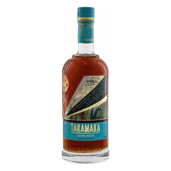רום טקאמאקה אקסטרה נואר (Takamaka Extra Noir Rum) הוא רום פרימיום כהה, עשיר, עמוק ומורכב במיוחד, המגיע אלינו ישירות ממזקקת טקאמאקה הטרופית השוכנת באיי סיישל (Seychelles) שבאוקיינוס ההודי. מהדורה זו מייצגת את השילוב המנצח של המזקקה בין שיטות עבודה קלאסיות לבין טכנולוגיית זיקוק ויישון מודרנית. המשקה מופק מבלנד מוקפד של רום קני סוכר מקומי המזוקק בזיקוק דודי (Pot Still) מסורתי, לצד רום מולאסה איכותי המזוקק בזיקוק רציף (Column Still). ייחודו הבולט של האקסטרה נואר טמון בתהליך ההתבגרות שלו: הרום עובר יישון מלא תחת האקלים הטרופי החם והלח של האיים, בתוך חביות עץ אלון אמריקאי חדשות שעברו קלייה עמוקה, יחד עם חביות ששימשו קודם לכן ליישון וויסקי בורבון. בשלב הסופי, הנוזל עובר סיומת בחביות עץ אלון צרפתי, המעניקה לו את גוונו הכהה העמוק, ואת פרופיל הטעמים המיושן והמתוחכם שלו – ללא תוספת של סוכר או חומרי טעם מלאכותיים. פרופיל מוצר ורשמי טעימה צבע: מהגוני עמוק, כהה, חם ועשיר מאוד, בעל השתקפויות נחושת צלולות. ארומה (אף): פרופיל ארומטי מפותח, עמוק ומזמין. באף עולים ניחוחות עזים של עץ אלון קלוי, וניל מרוכז וטופי חם, השזורים בנגיעות אלגנטיות של פירות טרופיים בשלים, קקאו מריר, קרמל שרוף ורמזים מעודנים של תבליני אפייה חמים. טעם (חיך): מרקם שמן, חלק, מלא עוצמה ועגול מאוד על הלשון. על החיך מתגלה איזון מושלם בין מתיקות טבעית מרומזת של קני סוכר וטופי לבין טעמי עץ דומיננטיים, שוקולד מריר, אגוזים קלויים ונגיעה מפולפלת עדינה ומעוררת. סיומת: ארוכה, יבשה, חמימה ומתוחכמת מאוד, המותירה טעם לוואי מתמשך ונפלא של עץ מיושן, קפה קלוי ותבלינים יבשים.