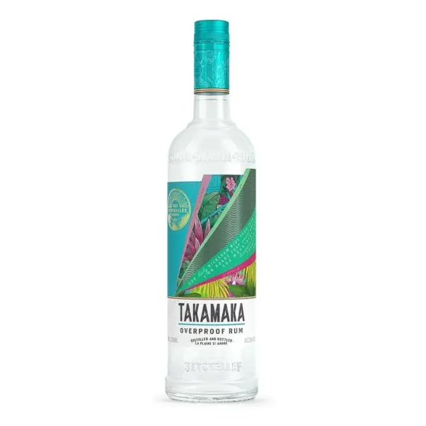 רום טקאמאקה בלאנק אוברפרוף (Takamaka Rum Blanc Overproof) הוא תזקיק עוצמתי, נועז ומלא אופי, המגיע אלינו ישירות ממזקקת טקאמאקה הטרופית השוכנת באיי סיישל (Seychelles) שבאוקיינוס ההודי. מדובר במהדורה בעלת אחוז אלכוהול גבוה במיוחד, המיועדת לחובבי רום ותיקים, אספנים וברמנים שמחפשים את הביטוי הטהור, המרוכז והעוצמתי ביותר של קני הסוכר המקומיים. הבסיס למשקה מופק ממיץ קני סוכר טריים הגדלים באדמה הגרניטית העשירה של האיים, ומזוקק בזיקוק דודי (Pot Still) נחושת מסורתי. לאחר הזיקוק, הנוזל נותר שקוף לחלוטין (ללא יישון בחביות) ומבוקבק בחוזק גבוה ומרשים של 69% אלכוהול, תוך שימוש במי מעיינות הרריים זכים בלבד. בשונה מרומים לבנים מסחריים רגילים, גרסת האוברפרוף של טקאמאקה משמרת את האופי הפראי, החקלאי והארומטי של חומר הגלם, ומציגה פרופיל עשיר ובלתי מתחנף. פרופיל מוצר ורשמי טעימה צבע: שקוף, צלול ונקי לחלוטין. ארומה (אף): פרופיל ארומטי מתפרץ, עז ומרשים. באף עולים ניחוחות ברורים ודומיננטיים של קני סוכר טריים, עשב קצוץ, פירות טרופיים בשלים (בננה, אננס) ונגיעות אדמתיות-חקלאיות עדינות, השזורות ברקע אלכוהולי חם ומעורר. טעם (חיך): מרקם מלא, שמן ועוצמתי באופן בלתי רגיל. על החיך מורגשת פצצת טעמים חמה המשלבת מתיקות טבעית מרוכזת של סוכר גולמי, פירות אקזוטיים ותיבול מפולפל עז. למרות אחוז האלכוהול הגבוה (69%), הנוזל מציג מורכבות וחלקות מפתיעה. סיומת: ארוכה מאוד, חמה, יבשה ואינטנסיבית, המותירה טעם לוואי מתמשך ונקי של קני סוכר, תבלינים יבשים ורמז פירותי קל.