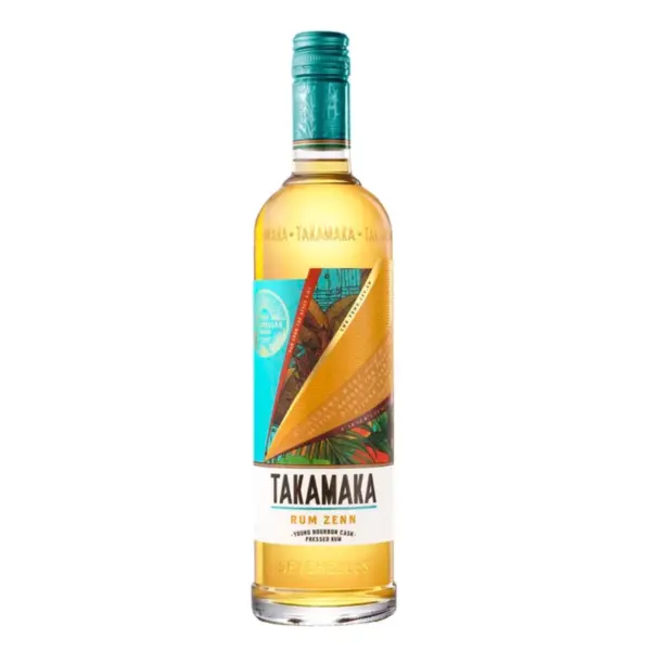 רום טקאמאקה זן (Takamaka Zenn Rum) הוא ביטוי מרתק, חדשני ויוצא דופן המגיע אלינו ישירות ממזקקת טקאמאקה הטרופית שבאיי סיישל (Seychelles). מדובר ברום המציע חוויה ייחודית לקטגוריית הרום הזהוב/מיושן, ומיועד לחובבי אלכוהול המחפשים עומק, חלקות ומורכבות עשירה ללא תוספת סוכר או חומרי טעם מלאכותיים. ייחודו הבלתי רגיל של ה-Zenn טמון בתהליך הייצור המהפכני שלו: הבסיס הוא רום לבן טהור ומזוקק העובר תהליך של "לחיצת עץ הידרוסטטית" (Hydrostatic Oak Pressing) יחד עם שברי עץ אלון (Oak Chips) מובחרים שנלקחו מחביות בורבון צרפתיות ואמריקאיות משומשות. טכנולוגיה מתקדמת זו מאפשרת לנוזל לשאוב במהירות וביעילות את הצבע הענברי המרהיב, הארומות המורכבות וטעמי הווניל והעץ של החבית, תוך שמירה על רעננות וחיוניות של רום צעיר ונקי. הבלנד הסופי משולב עם אחוז קטן של רום קני סוכר מקומי שזוקק בזיקוק דודי (Pot Still) והתיישן במשך 3 שנים לפחות. פרופיל מוצר ורשמי טעימה צבע: זהוב-ענברי בהיר, חם, מבריק וצלול לחלוטין. ארומה (אף): פרופיל ארומטי נעים, עשיר ומזמין. באף עולים ניחוחות ברורים של וניל עמוק, קרמל וסוכר חום, השזורים בנגיעות עדינות של עץ אלון קלוי, רמזים לפירות טרופיים מיובשים ותבליני חורף רכים. טעם (חיך): מרקם חלק, עגול ורך להפליא על הלשון. על החיך מורגשת קונטרה נהדרת בין מתיקות טבעית מרומזת של קני סוכר ודבש לבין אלמנטים עציים יבשים ומאוזנים היטב, המונעים מהמשקה להיות מתוק מדי. סיומת: בינונית עד ארוכה, חמימה, קלילה ונקייה, המותירה טעם לוואי נעים ומלטף של וניל, עץ מעודן ותבלינים יבשים.