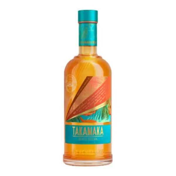 רום טקאמאקה זפיס קריאול (Takamaka Zepis Kreol Rum) הוא תזקיק פרימיום מתובל, עשיר ויוצא דופן, המביא לידי ביטוי את הלב והנשמה של התרבות הקריאולית מאיי סיישל (Seychelles) שבאוקיינוס ההודי. מדובר בחלק מסדרת העילית של המזקקה הטרופית (St. André Series), המציעה פרשנות מתוחכמת, מורכבת ומלאת עומק לקטגוריית הרום המתובל. השם Zepis Kreol (תבלינים קריאוליים בשפה המקומית) מרמז על תהליך הייצור המוקפד: הבסיס מורכב מבלנד של רום המופק ממיץ קני סוכר מקומיים ומזוקק בזיקוק דודי (Pot Still) מסורתי, לצד רום מולאסה איכותי המזוקק בזיקוק רציף. הבלנד עובר תהליך תיבול (Infusion) ייחודי יחד עם תבלינים מקומיים שנמסקו באי, הכוללים אגוז מוסקט, קינמון, וציפורן, בשילוב תמציות פאפאיה טבעיות. לאחר מכן, הנוזל מיושן בתוך חביות עץ אלון שעברו קלייה עמוקה (Charred Oak) וחביות ששימשו קודם לכן ליישון וויסקי בורבון. התוצאה היא רום מתובל יבש, עמוק ומאוזן להפליא, ללא תוספת סוכר או חומרי טעם מלאכותיים. פרופיל מוצר ורשמי טעימה צבע: זהוב-ענברי עמוק וחם, בעל השתקפויות נחושת עשירות וצלולות. ארומה (אף): פרופיל ארומטי מתפרץ, עשיר וריחני במיוחד. באף נפתחים ניחוחות עזים של קינמון טרי, אגוז מוסקט קלוי וציפורן, השזורים ברקע אלגנטי של עץ אלון, וניל מרוכז ונגיעות פירותיות רכות של פאפאיה מיובשת. טעם (חיך): מרקם חלק, מלא, שמן ומתוחכם על הלשון. על החיך מורגש אופי יבש וחם (בשונה מרומים מתובלים מתוקים), שבו הטעמים המפולפלים והמתובלים של המטבח הקריאולי מתמזגים בצורה מושלמת עם המתיקות הטבעית של קני הסוכר והווניל שמקורו בחביות הבורבון. סיומת: ארוכה, חמימה, מתובלת ויבשה, המותירה טעם לוואי מתמשך ונפלא של תבליני חורף, עץ קלוי ורמז קקאו מעודן.