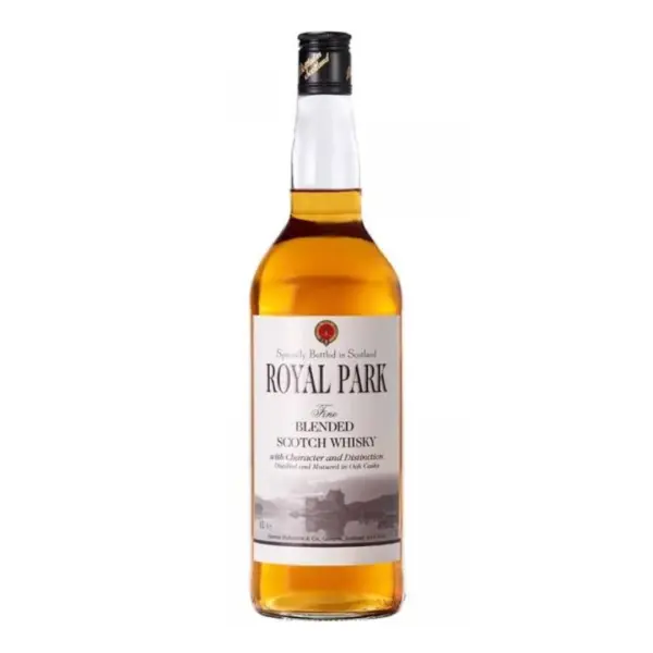 וויסקי רויאל פארק (Royal Park Blended Scotch Whisky) במהדורת 1 ליטר (1L) המוגדלת והמשתלמת, הוא וויסקי סקוטי מעורב (Blended) קלאסי, נגיש ומאוזן היטב, המיוצר, מזוקק ומיושן בסקוטלנד תחת פיקוח קפדני. בקבוק הליטר מציע את החוויה הסקוטית המסורתית במרקם חלק ובסגנון מעודן, והוא מהווה בחירה מושלמת וחסכונית במיוחד עבור ברים, אירועים, אירוח ביתי קליל או לחובבי המשקה המחפשים תמורה מעולה למחיר (Value for Money). הוויסקי מופק משילוב מיומן של תזקיקי דגנים (Grain Whiskies) מובחרים ותזקיקי לתת (Malt Whiskies) שנבחרו ממזקקות שונות ברחבי סקוטלנד. הבלנד עבר תהליך התיישנות מבוקר וממושך בחביות עץ אלון נבחרות, אשר ריככו את עוקץ האלכוהול והעניקו לנוזל את גוונו המוזהב ואת אופיו הוורסטילי, הקל והנוח לשתייה. פרופיל מוצר ורשמי טעימה צבע: זהוב-ענברי בהיר, חם וצלול מאוד. ארומה (אף): פרופיל ארומטי קליל, נעים ונגיש. באף עולים ניחוחות עדינים של לתת שעורה ודגנים, השזורים בנגיעות מתקתקות ורכות של וניל, דבש פרחי בר ורמז מרומז לעץ אלון קלוי קלות. טעם (חיך): מרקם חלק, מאוזן וקל מאוד לשתייה על הלשון. על החיך מורגשת פירותיות מעודנת, מתיקות טבעית רכה של קרמל וסוכר חום, המשתלבת עם אלמנטים רכים של עץ חבית עדין, ללא כבול או עשן כבד. סיומת: בינונית, נקייה וחמימה, המותירה טעם לוואי נעים של דגנים מבושלים ורמז וניל מעודן.