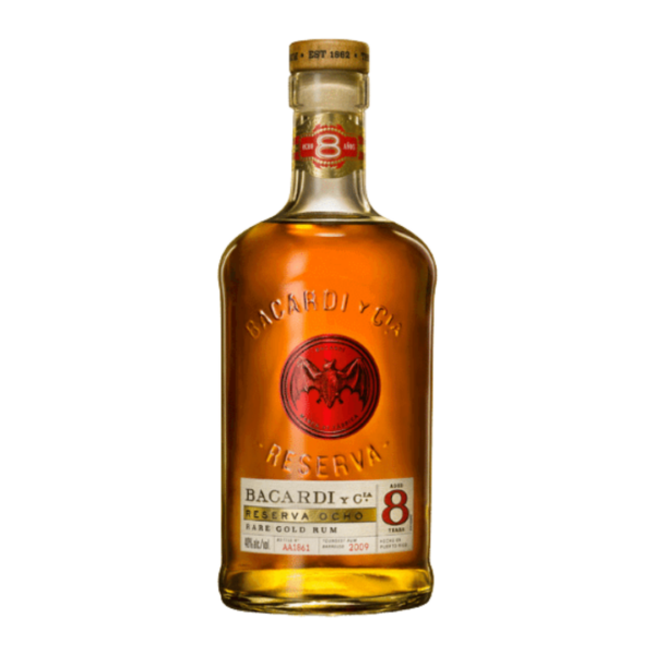 בקרדי רזרבה אוצ'ו 8 שנים (700 מ"ל) Bacardi Reserva Ocho 8 Years Old רום פרימיום מיושן ואלגנטי, שנוצר במקור בשנת 1862 ושימש במשך למעלה משבעה דורות כרזרבה פרטית ובלעדית של משפחת בקרדי בלבד, עד ששוחרר לקהל הרחב. ה"אוצ'ו" (שמונה בספרדית) נחשב לאחד מסוגי הרום המיושנים המוערכים והמבוקשים בקטגוריית המחיר שלו, ומציע חוויית טעם עשירה ומורכבת. תהליך היישון וההרכב: הבלנד מורכב מרום שיושן בחביות עץ אלון אמריקאי למשך תקופה של 8 שנים לפחות. היישון תחת השמש הקאריבית החמה מאיץ את תהליך ההתבגרות של המשקה וחילופי הטעמים עם העץ, מה שמעניק לרום את צבעו הענברי העמוק, ואת החלקות והמורכבות המאפיינות בדרך כלל משקאות שיושנו זמן רב הרבה יותר באזורים קרים. רשמי טעימה: ארומה: עשירה, חמימה ומתובלת. ניחוחות עמוקים של פירות יבשים (שזיפים ומשמשים), אגוז מוסקט, וניל, ומעט עץ אלון קלוי. חיך (טעם): חלק, עגול וקטיפתי. טעמים מובהקים של טופי חמאה (Butterscotch), קרמל כהה, תמרים, וניל מתוק ותבליני אפייה כמו קינמון וציפורן. סיומת: ארוכה, מחממת ומתקתקה, עם נוכחות נעימה של עץ ורמיזות של שוקולד מריר.