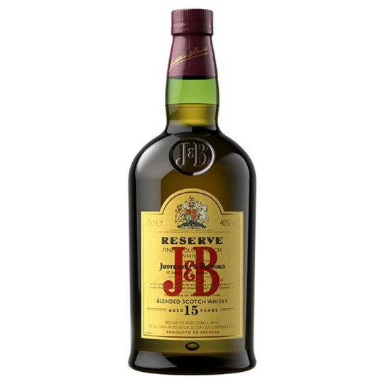 ג'יי אנד בי רזרב 15 שנה J&B Reserve 15 Years Old גרסת ה"רזרב" של מותג ג'יי אנד בי (Justerini & Brooks) היא שדרוג משמעותי ואלגנטי לגרסת ה-J&B Rare הקלאסית והמוכרת. מדובר בבלנד פרימיום סקוטי שמציע חוויית שתייה עמוקה וחלקה יותר, תוך שמירה על האופי הנגיש, הקליל והנקי המאפיין את המותג. תהליך היישון וההרכב: התערובת מורכבת משילוב של סינגל מאלטים ווויסקי דגנים (Grain Whisky) שיושנו כולם למשך מינימום של 15 שנים בחביות עץ אלון. הבלנד נשען רבות על מאלטים איכותיים מאזור הספייסייד (Speyside) בסקוטלנד, מה שמקנה לו את הפרופיל הפירותי והאלגנטי שלו, ללא הכבדות או העישון המאפיינים אזורים אחרים בסקוטלנד. רשמי טעימה: ארומה: עדינה, טרייה ופירותית. בולטים ניחוחות של תפוחים ירוקים, אגסים, דבש, וניל ונגיעות קלות של עץ אלון קלוי. חיך (טעם): חלק, עגול ומתקתק. מורגשים טעמים של לתת (מאלט) מתוק, וניל, קרמל ופירות טריים, עם תיבול מעודן של קינמון. סיומת: באורך בינוני, נקייה מאוד, חלקה עם מתיקות עדינה שממשיכה לאורך זמן ורמז קליל של עץ.