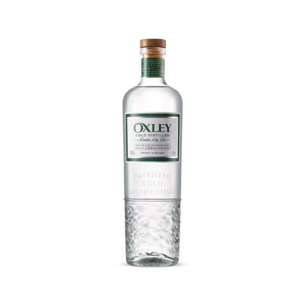 ג'ין אוקסלי (700 מ"ל) Oxley Cold Distilled London Dry Gin מותג סופר-פרימיום אנגלי מודרני שמביא חדשנות טכנולוגית מסקרנת לעולם הג'ין הקלאסי. הייחוד יוצא הדופן של אוקסלי טמון בשיטת הייצור החדשנית שלו – "זיקוק קר" (Cold Distillation). תהליך זה מתבצע בוואקום בטמפרטורה של מינוס 5 מעלות צלזיוס, בניגוד לזיקוק המסורתי הדורש הרתחה וחום. התהליך והמרכיבים הבוטניים: זיקוק בטמפרטורה קפואה מאפשר למצות את השמנים האתריים מ-14 המרכיבים הבוטניים מבלי "לבשל" אותם או לפגוע במולקולות הטעם העדינות. התוצאה היא שמירה מקסימלית על הרעננות המקורית. המרכיבים הבולטים במתכון הם קליפות הדרים טריות קפואות (אשכולית, לימון ותפוז) שנקלפו ביד, לצד ערער קלאסי, אניס וזרעי כוסברה. רשמי טעימה: ארומה: מתפרצת, בהירה ונקייה במיוחד. ניחוחות עזים של הדרים טריים (עם דגש על אשכולית), מלווים בנוכחות קלאסית ואדמתית של ערער ורמיזות פרחוניות. חיך (טעם): למרות אחוז האלכוהול הגבוה (47%), התחושה בחיך חלקה ועגולה להפליא. טעמי ההדרים הרעננים מובילים את החיך, מאוזנים נהדר עם תבלינים חמים ועשבוניות מדויקת. סיומת: ארוכה, חלקה, רעננה ויבשה, שמשאירה טעם נקי ומרענן.